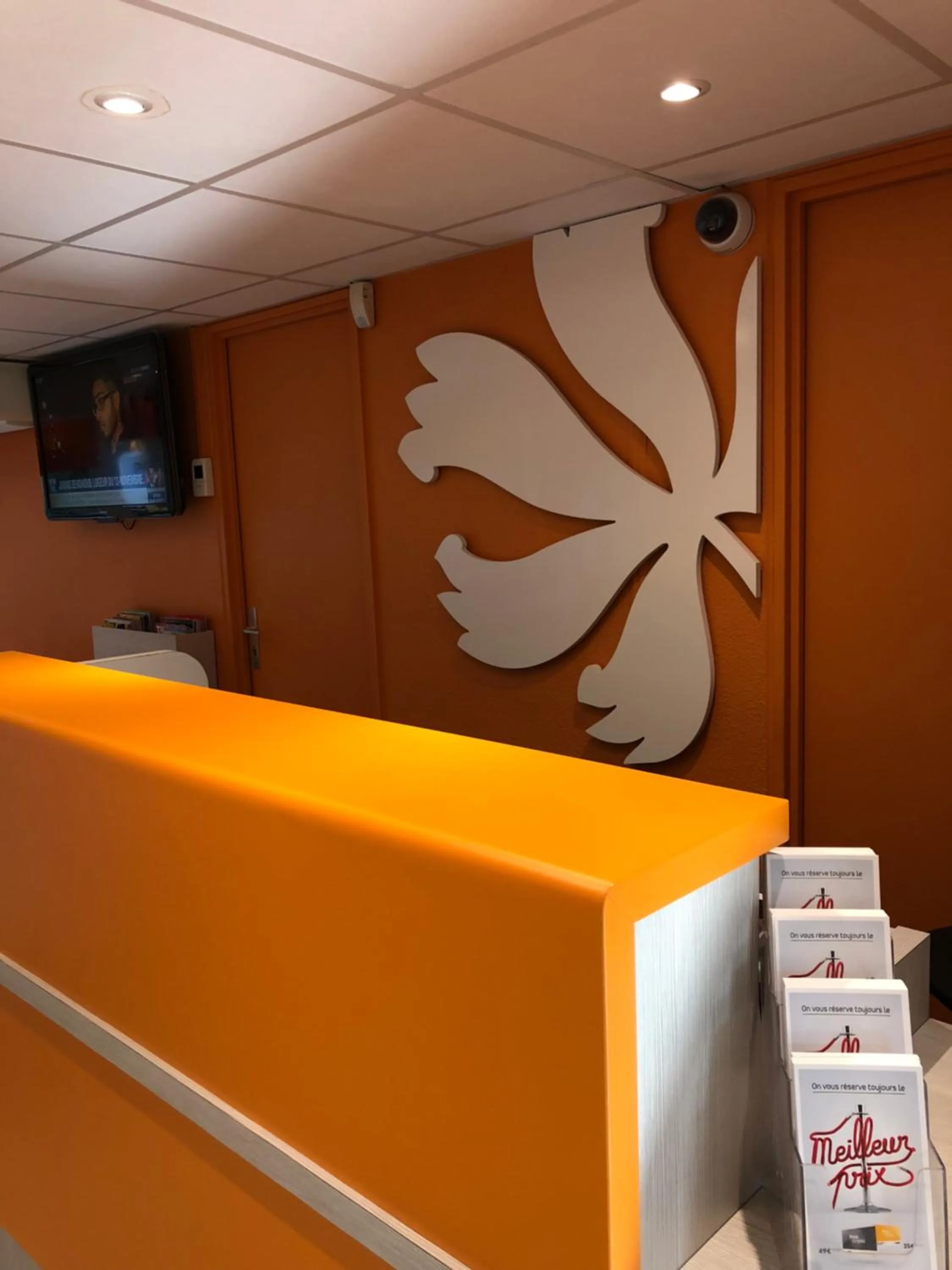 hair dresser in Premiere Classe Perpignan Sud