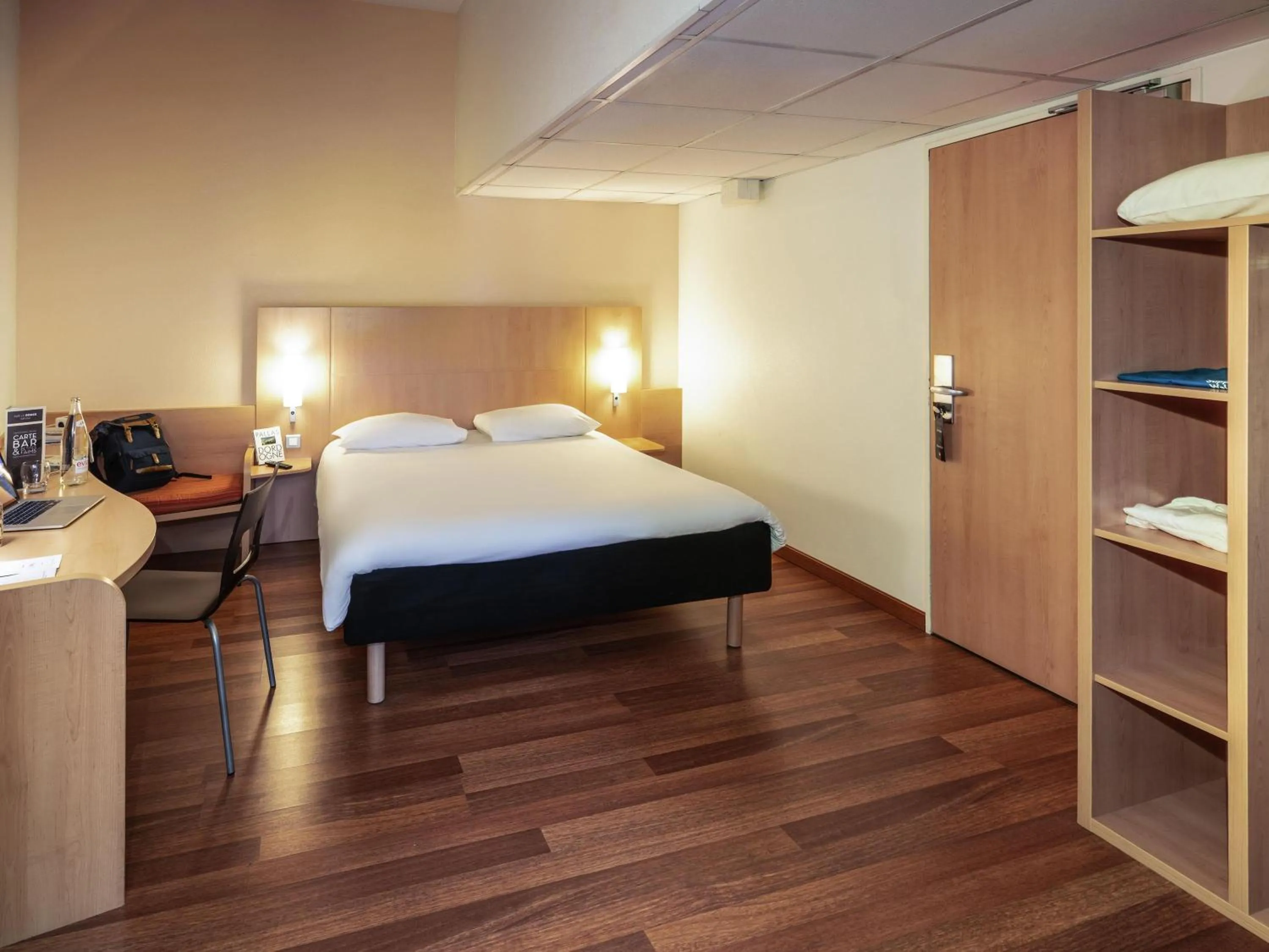 Bedroom, Bed in Ibis Sarlat Centre