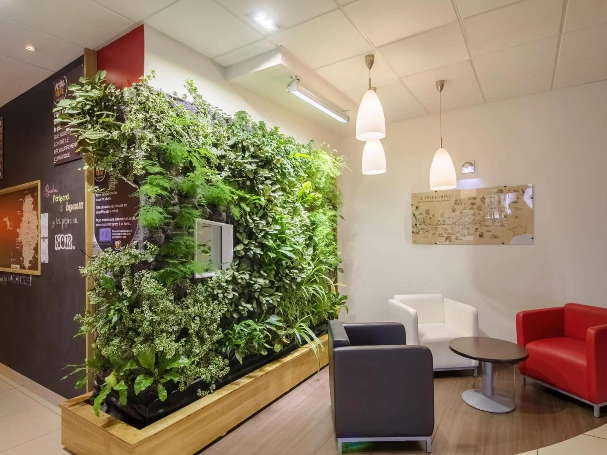 Lounge or bar in Ibis Sarlat Centre