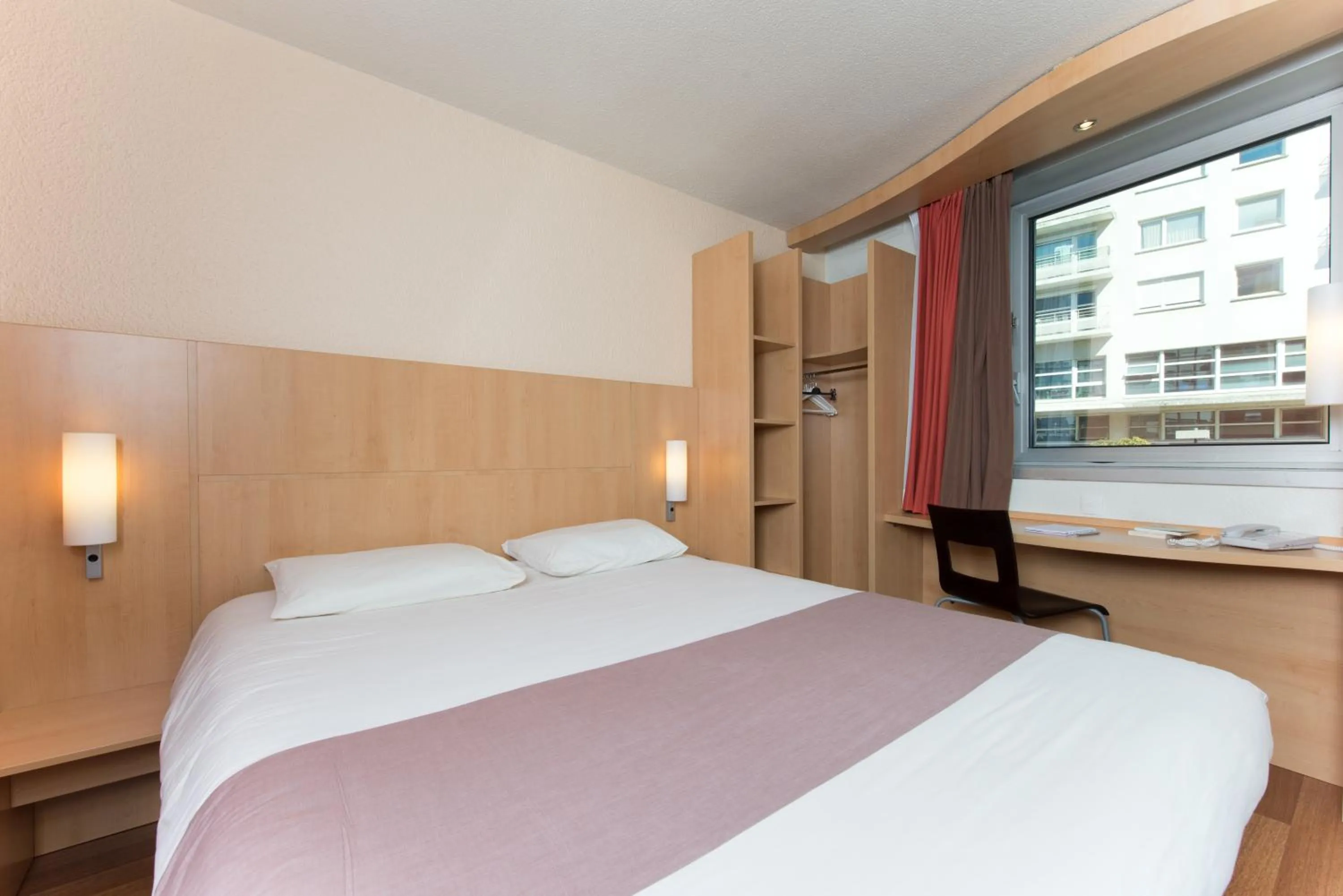 Photo of the whole room, Bed in ibis Issy les Moulineaux "Val de Seine"