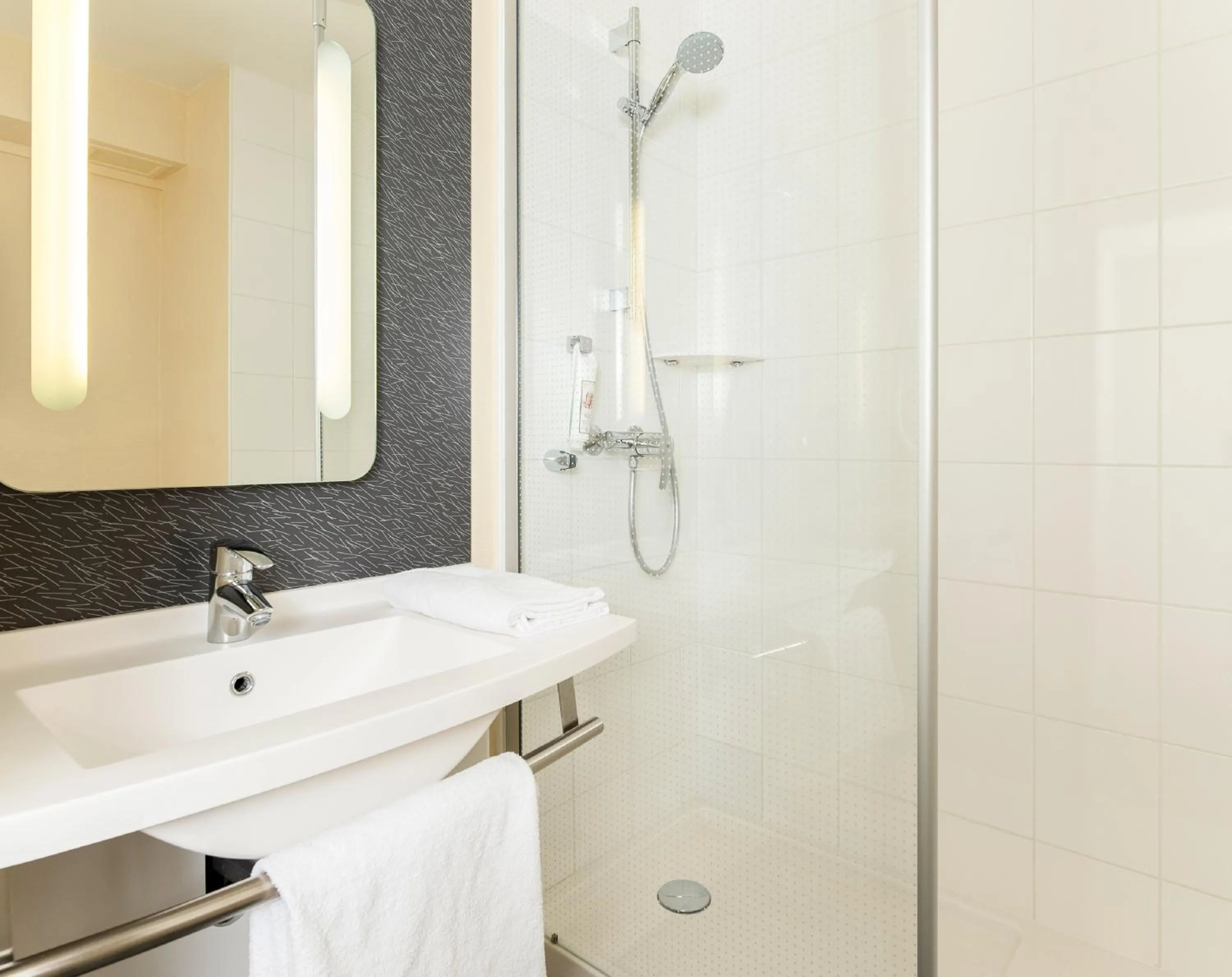 Toilet in ibis Issy les Moulineaux "Val de Seine"