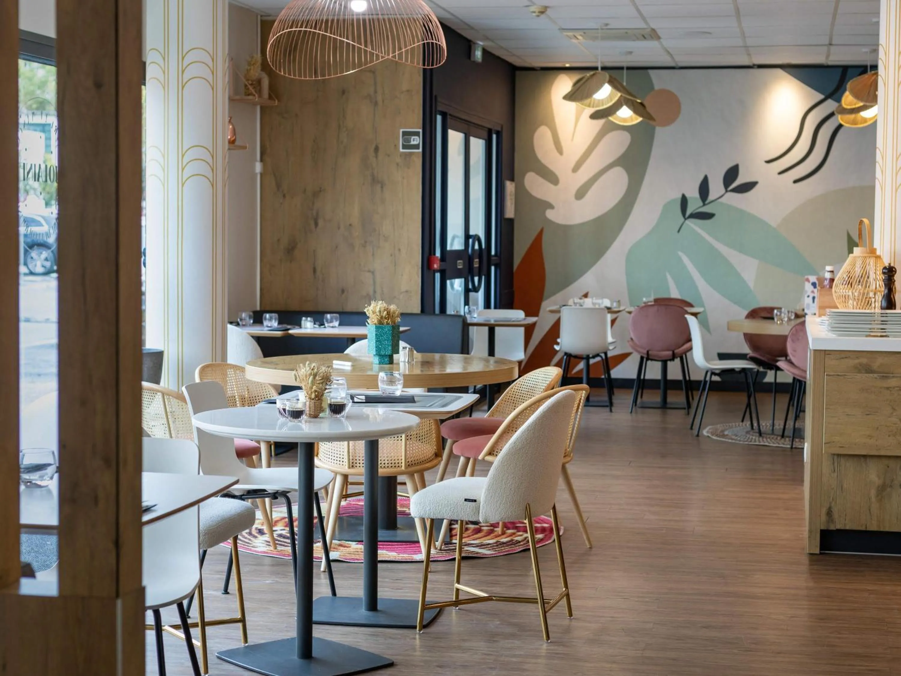 Restaurant/places to eat in ibis Issy les Moulineaux "Val de Seine"