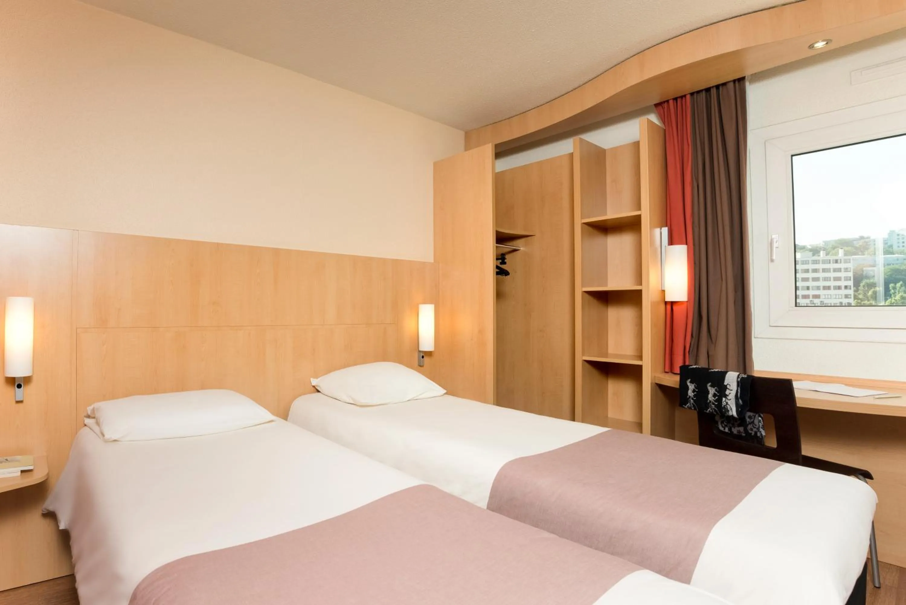Bed in ibis Issy les Moulineaux "Val de Seine"