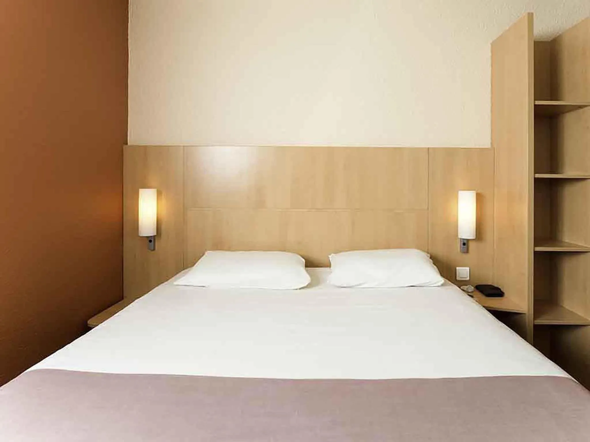 Bedroom, Bed in ibis Issy les Moulineaux "Val de Seine"