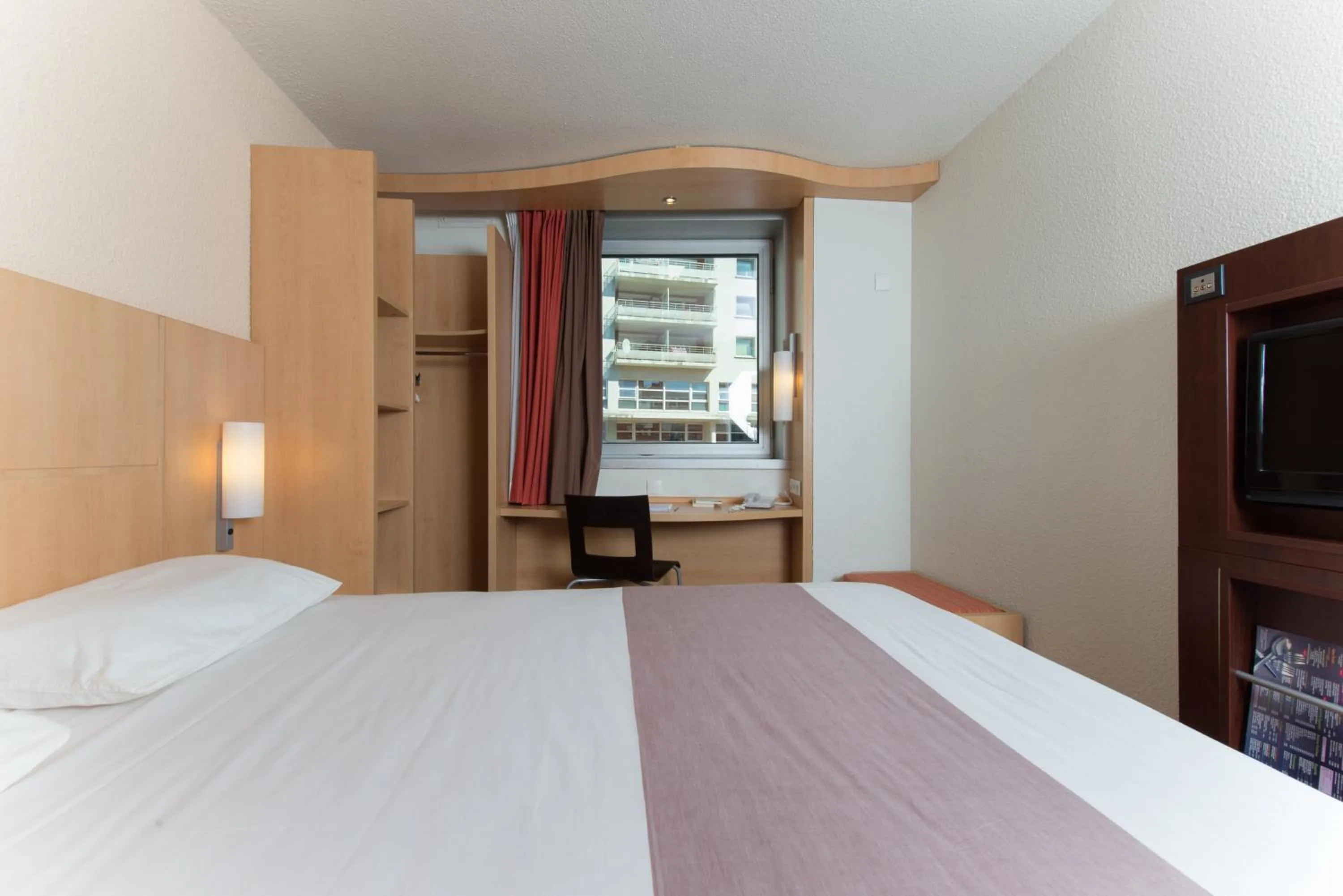 Photo of the whole room, Bed in ibis Issy les Moulineaux "Val de Seine"