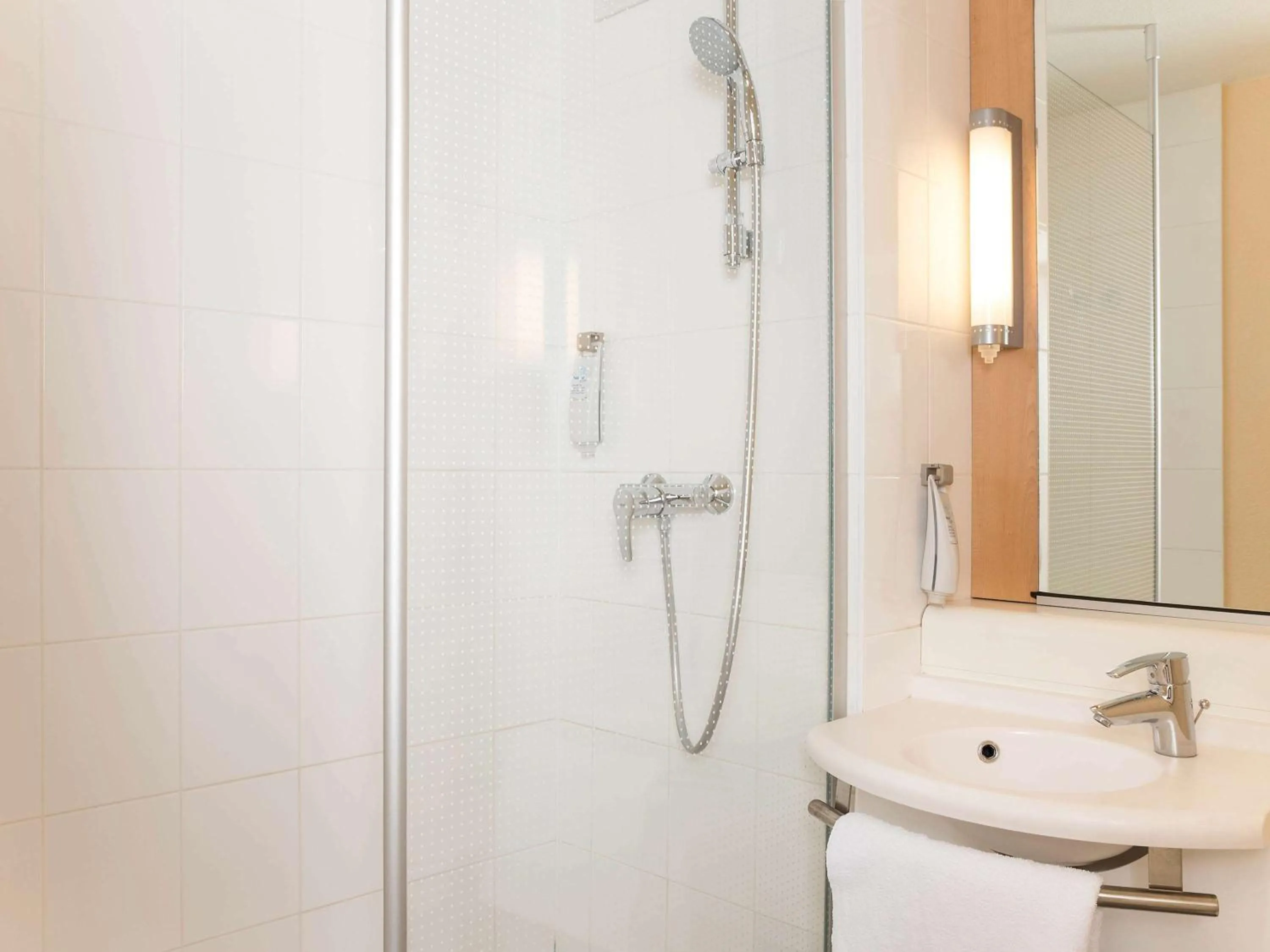 Photo of the whole room in ibis Issy les Moulineaux "Val de Seine"