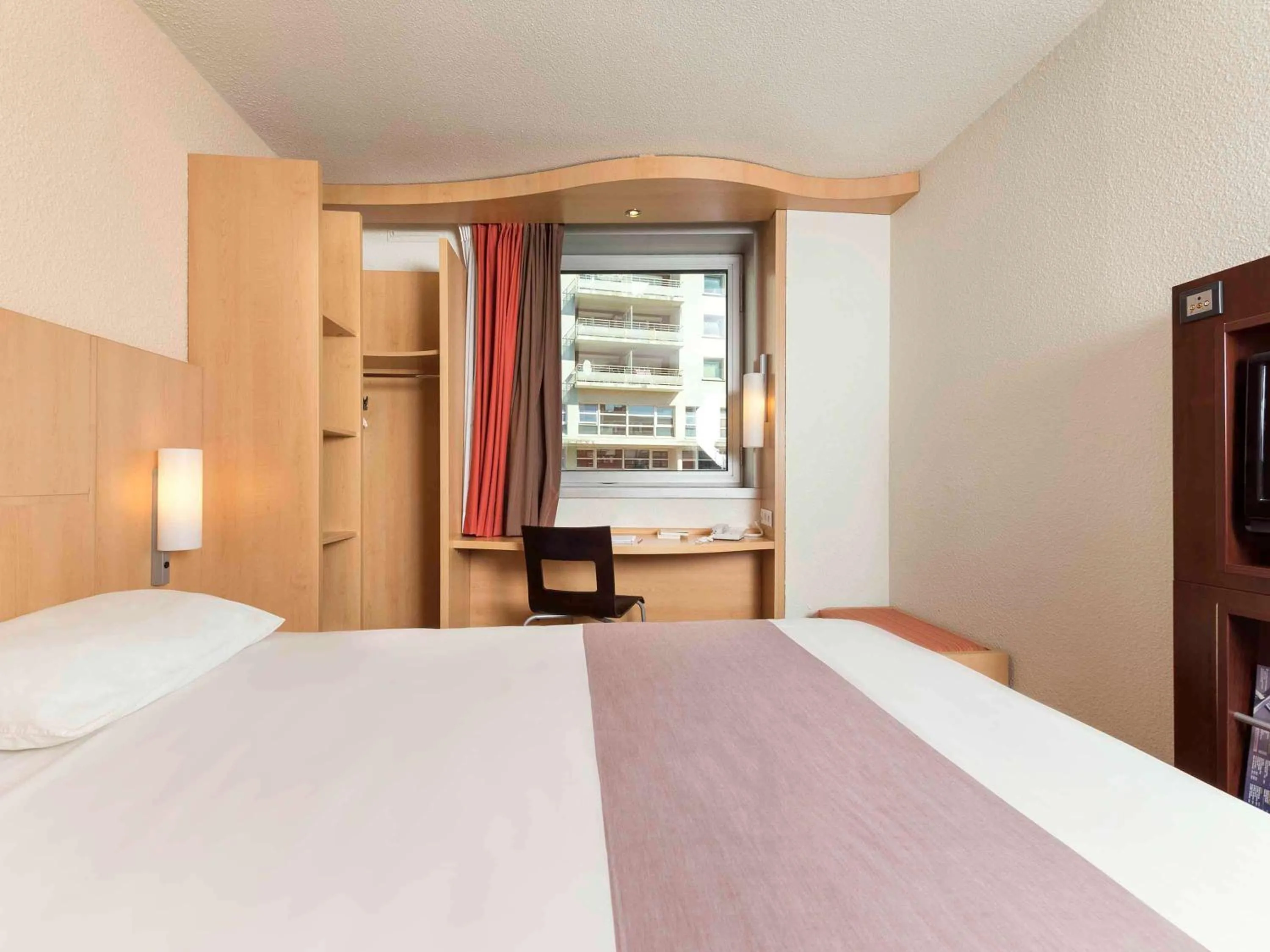 Photo of the whole room, Bed in ibis Issy les Moulineaux "Val de Seine"