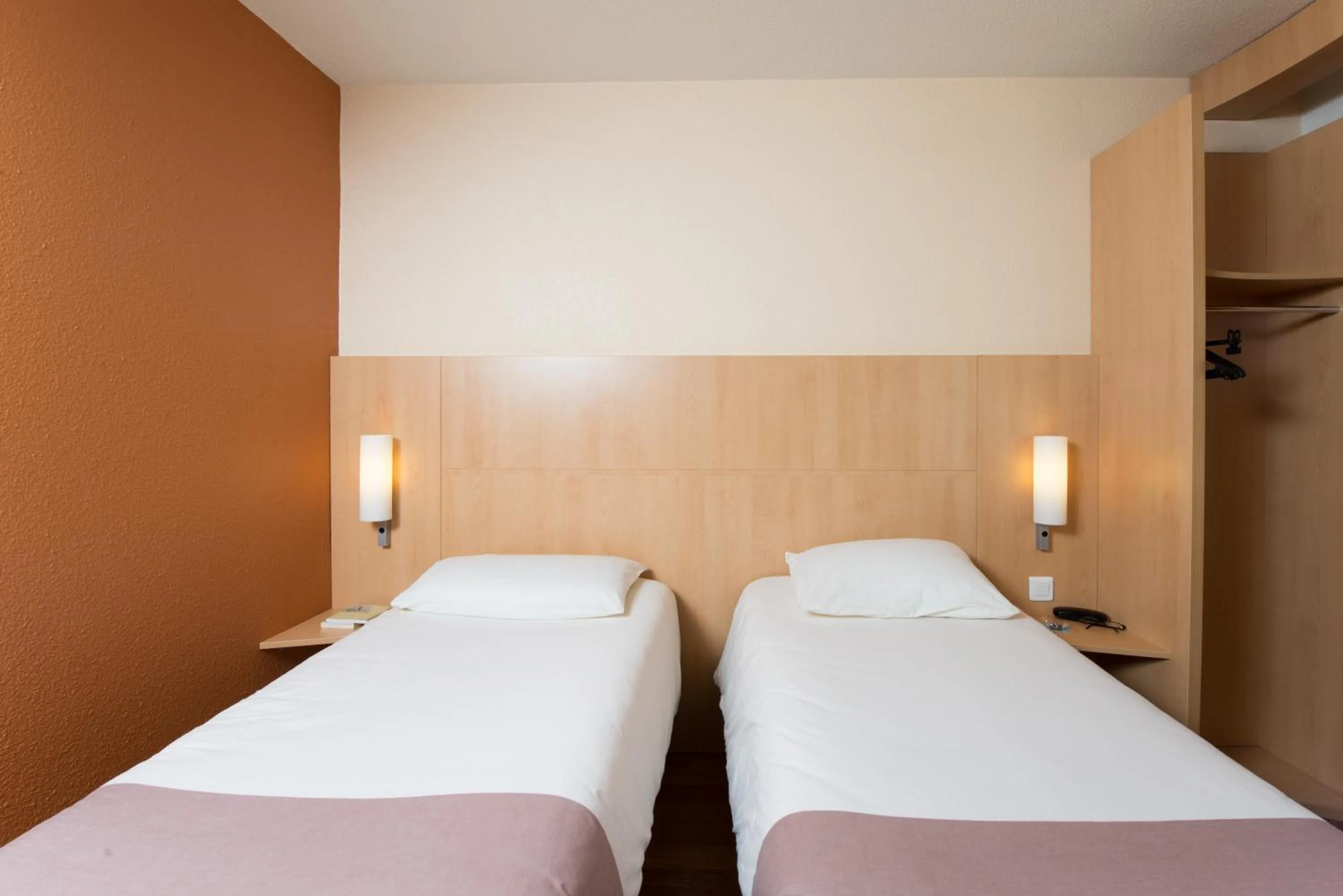 Bed in ibis Issy les Moulineaux "Val de Seine"