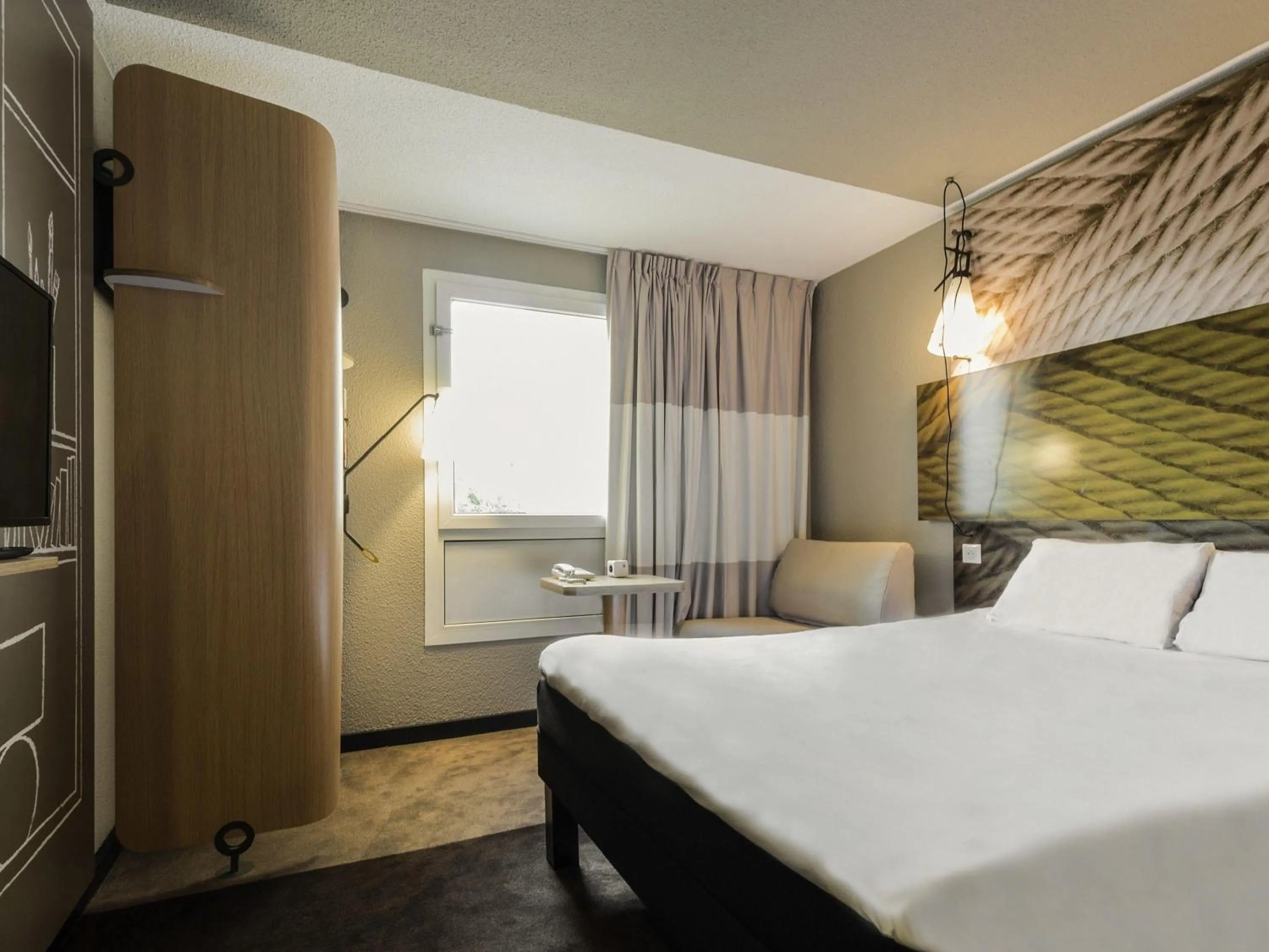 Bedroom, Bed in ibis Issy les Moulineaux "Val de Seine"