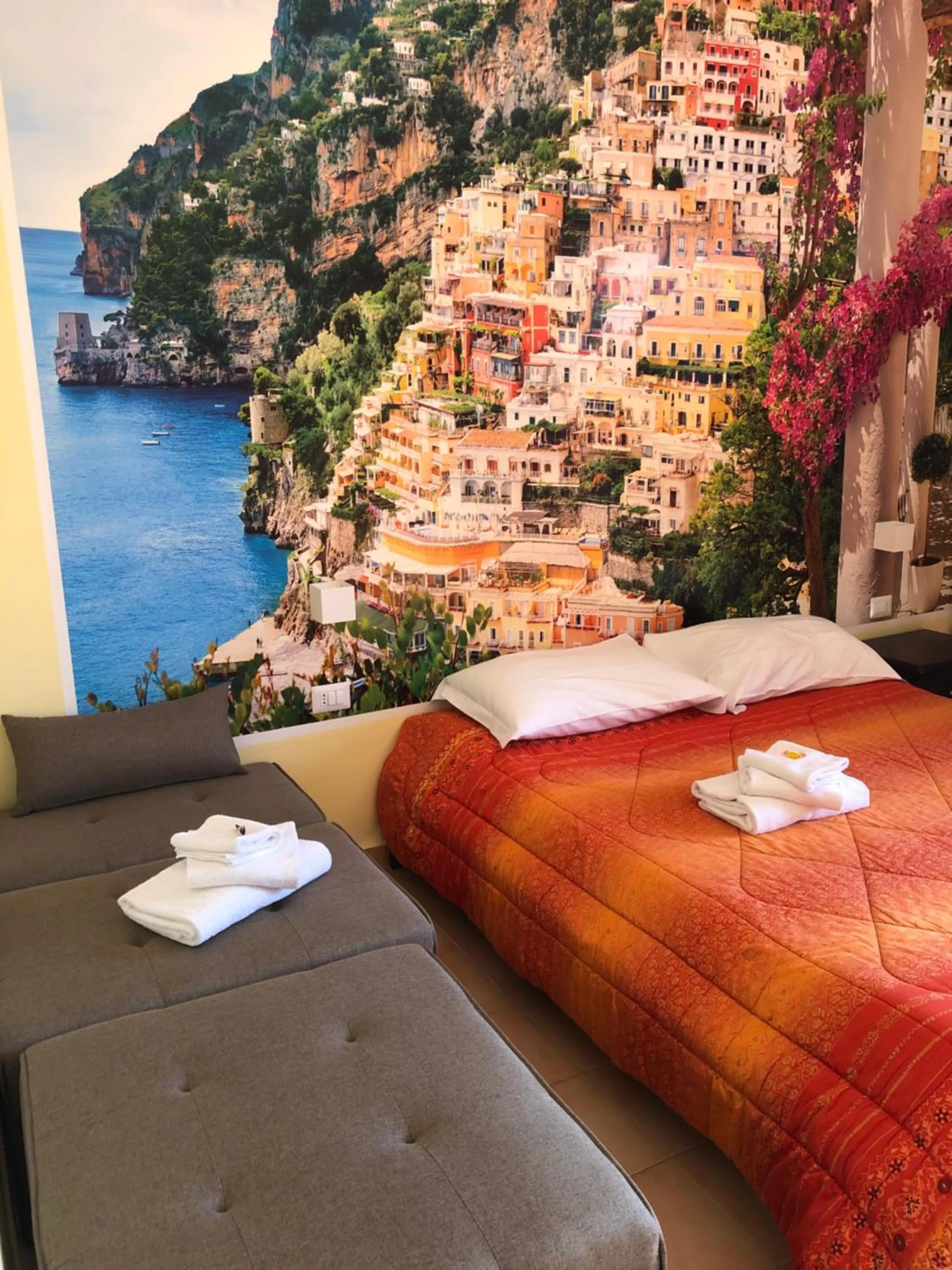 Photo of the whole room in B&b Pompei Window