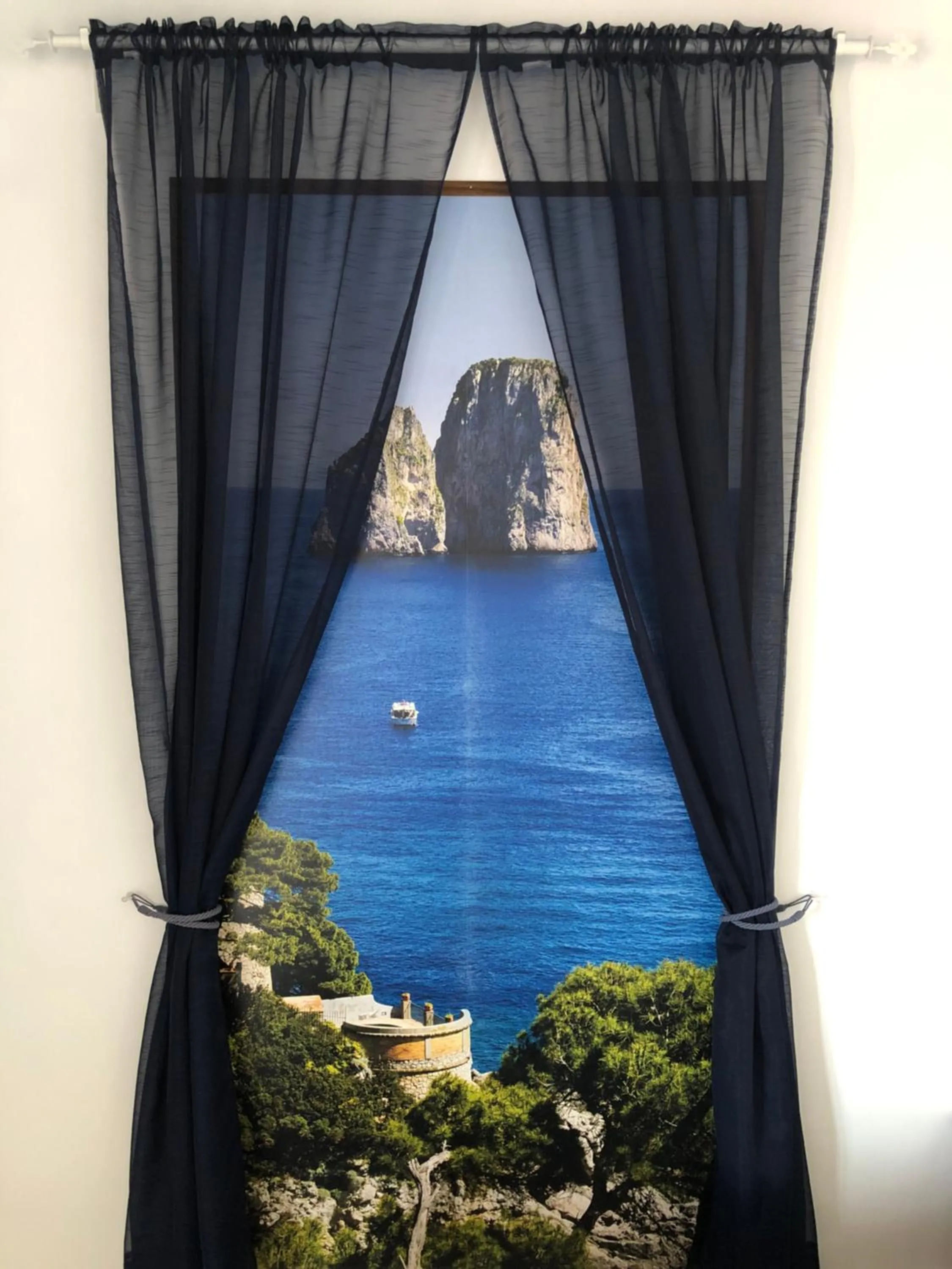 Decorative detail in B&b Pompei Window