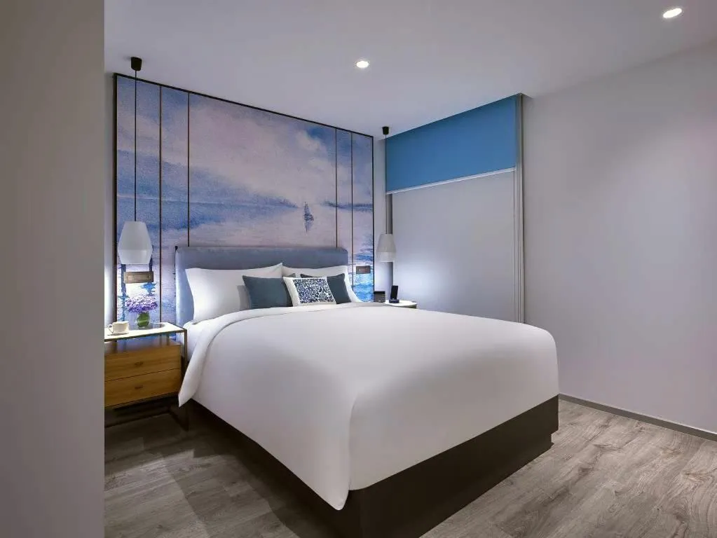 Bedroom, Bed in Lanson Place Winsland, Singapore