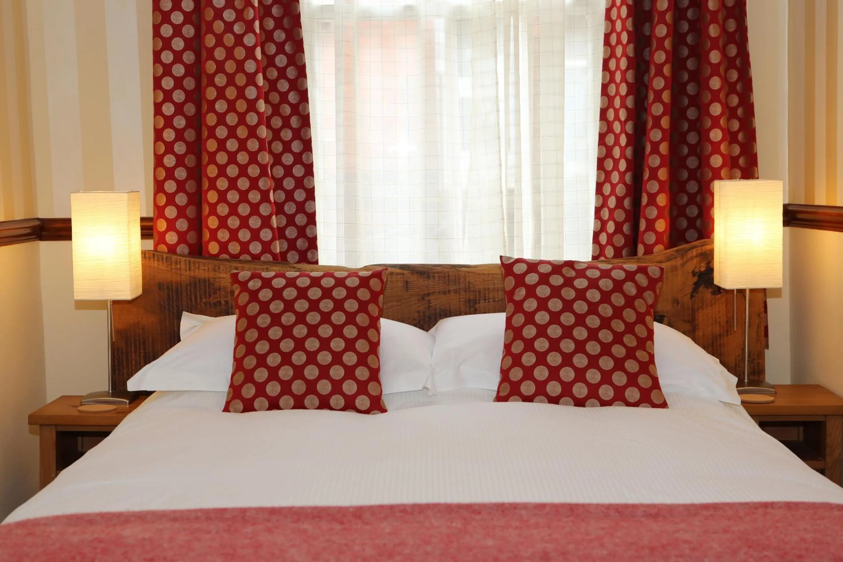 Bedroom, Bed in The Waves