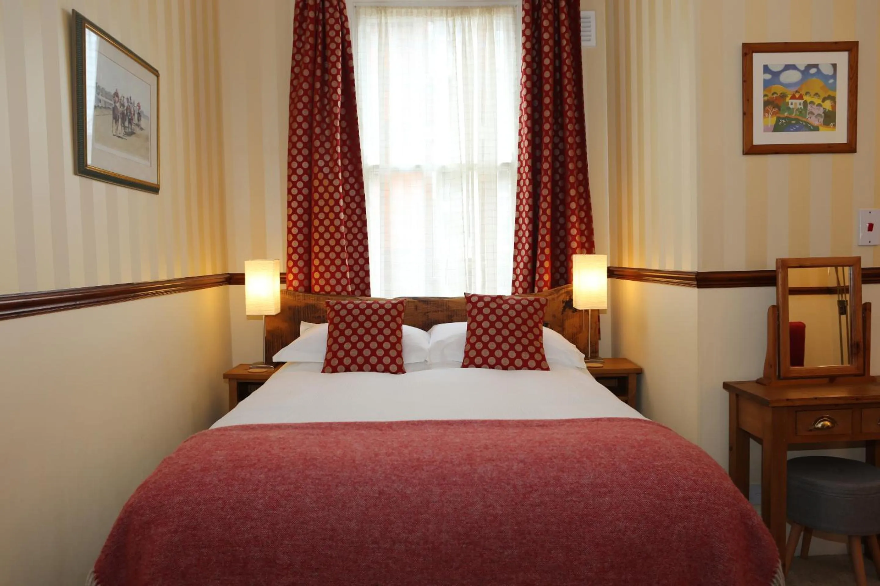 Bedroom, Bed in The Waves