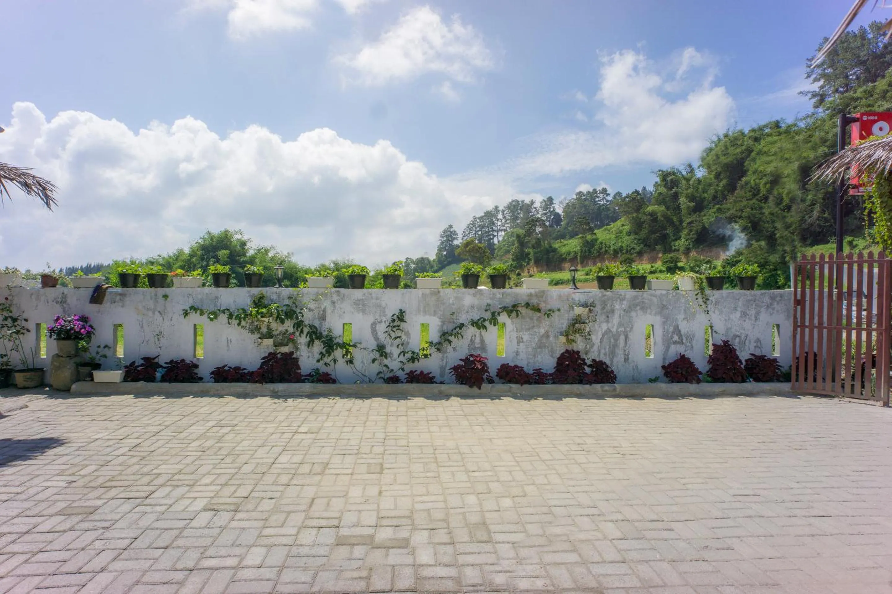 Area and facilities in Super OYO 1696 Sapo Rumbia