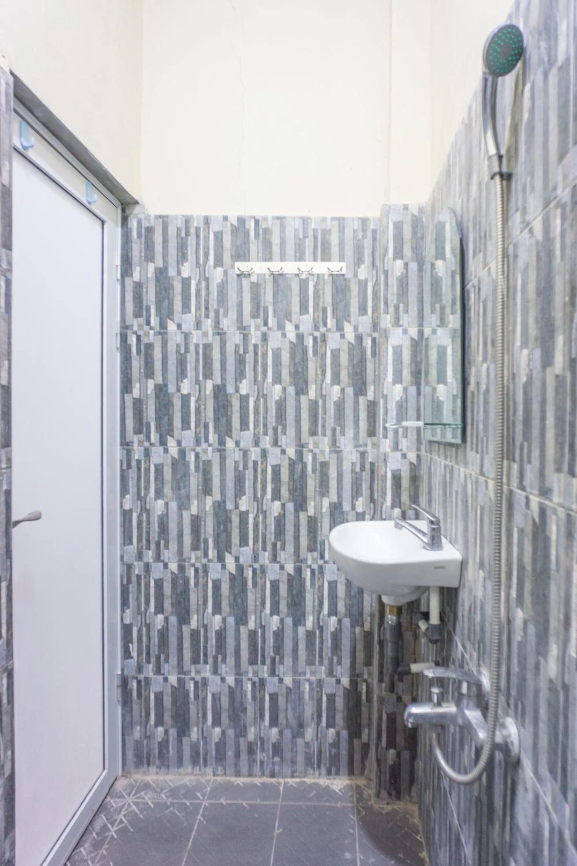 Bathroom in Super OYO 1696 Sapo Rumbia