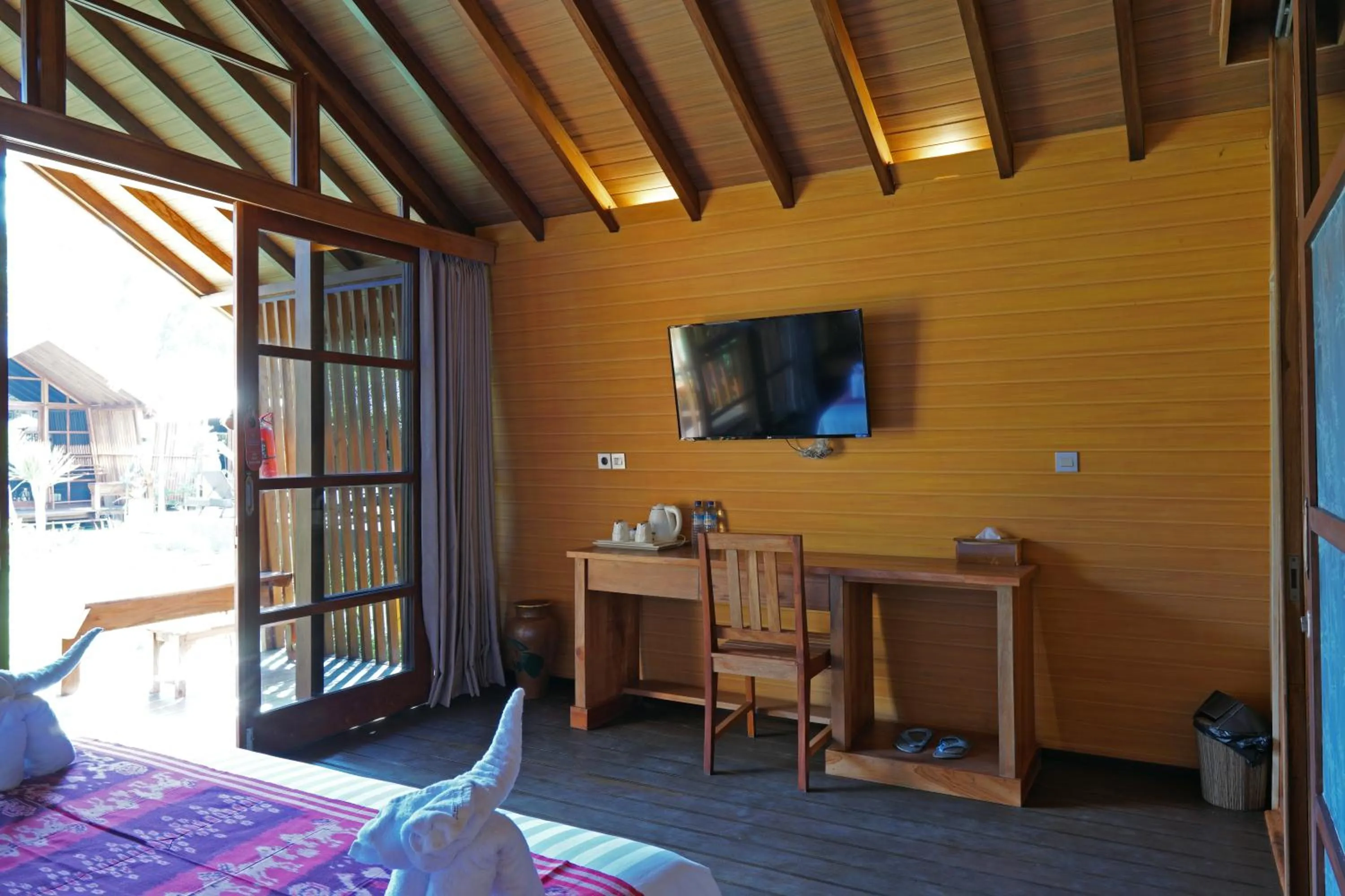 TV and multimedia in Wah Resort Gili Trawangan