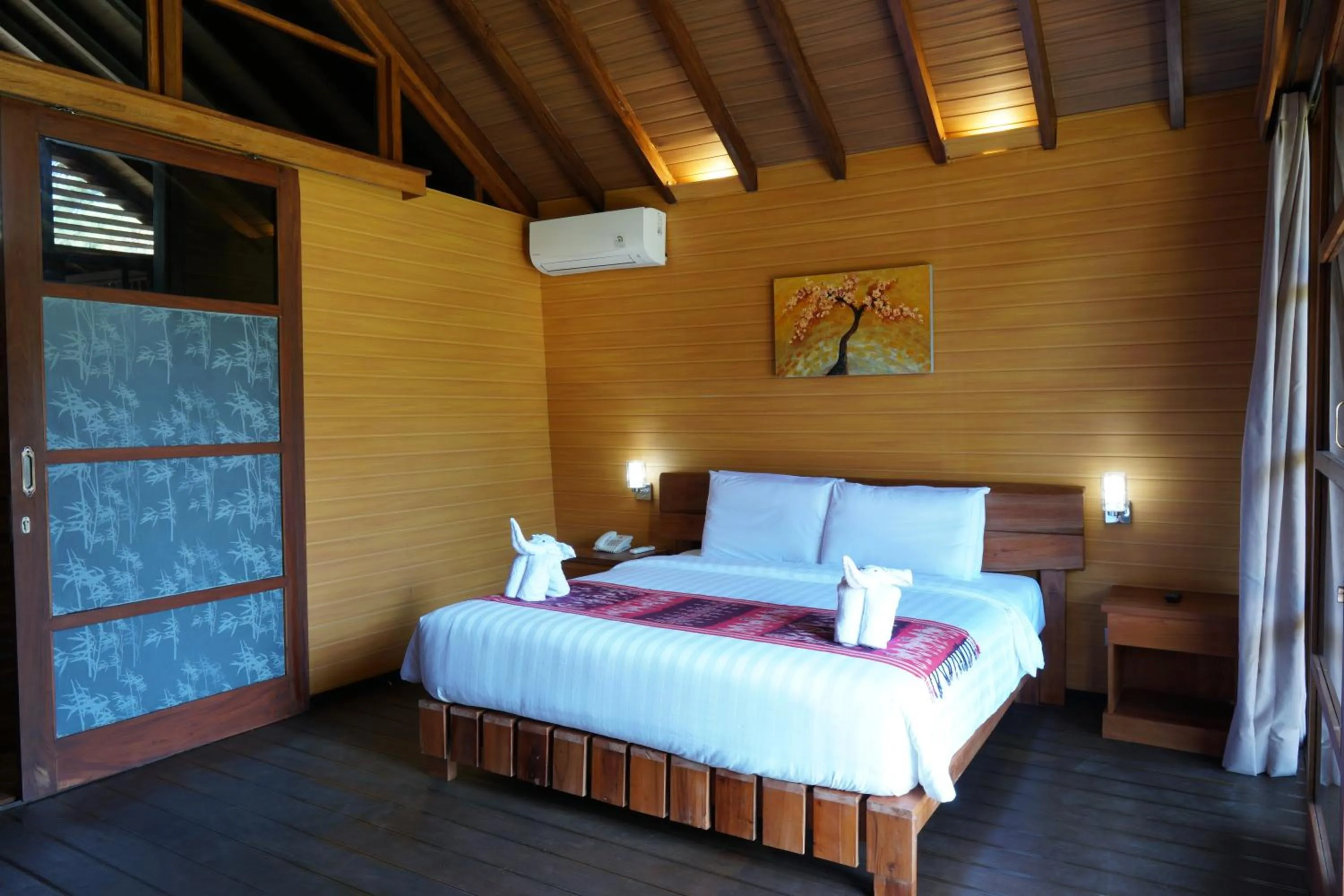 Bed in Wah Resort Gili Trawangan