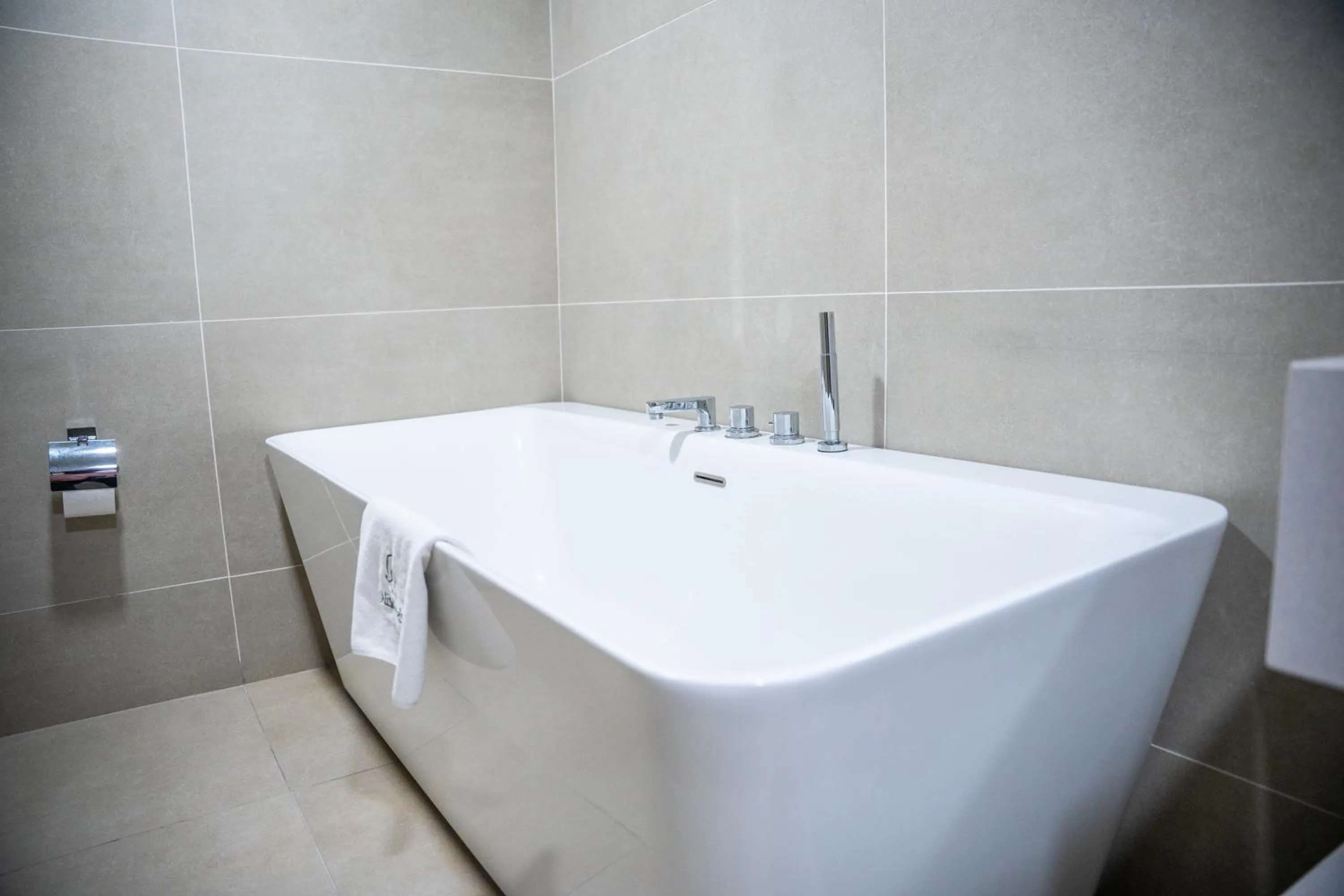 Bath in Alisa Hotel North Ridge