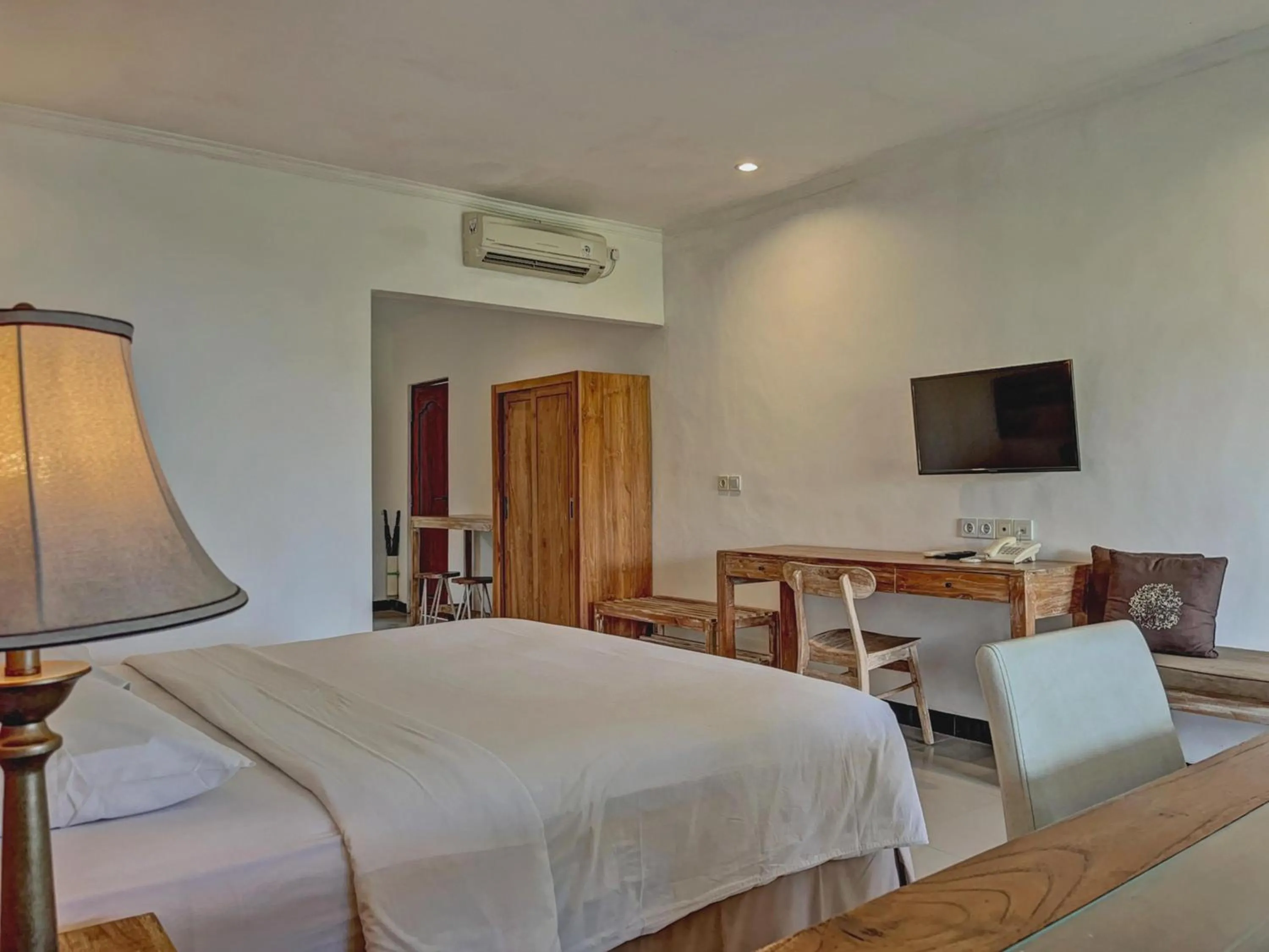 Photo of the whole room, Bed in Sanur Lodge