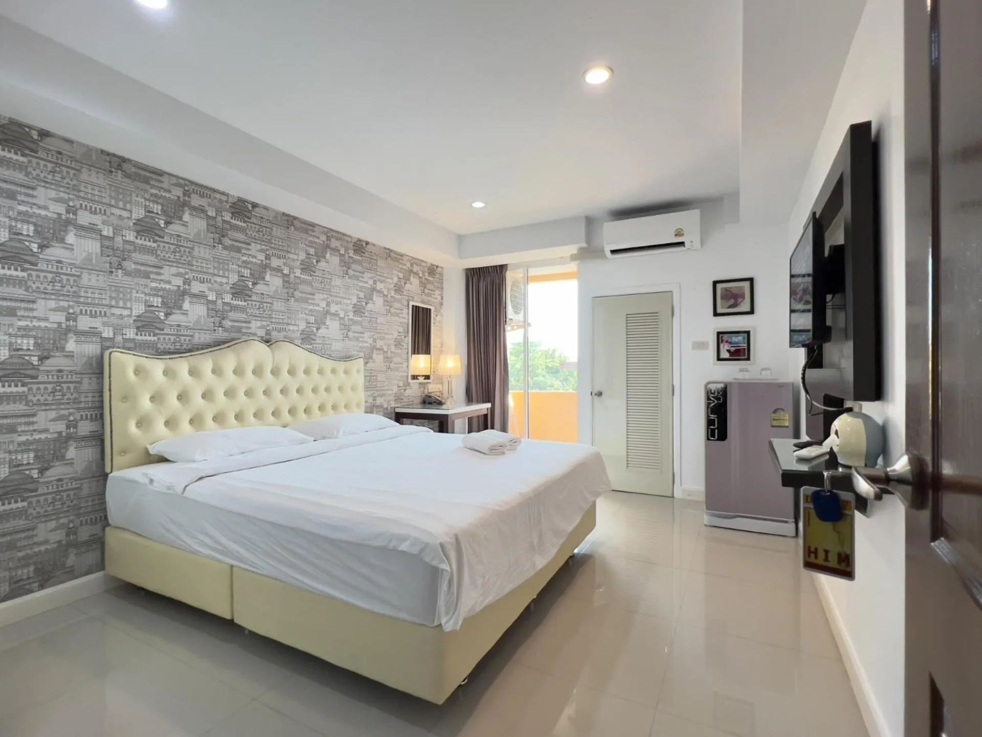 Photo of the whole room, Bed in BaanHim