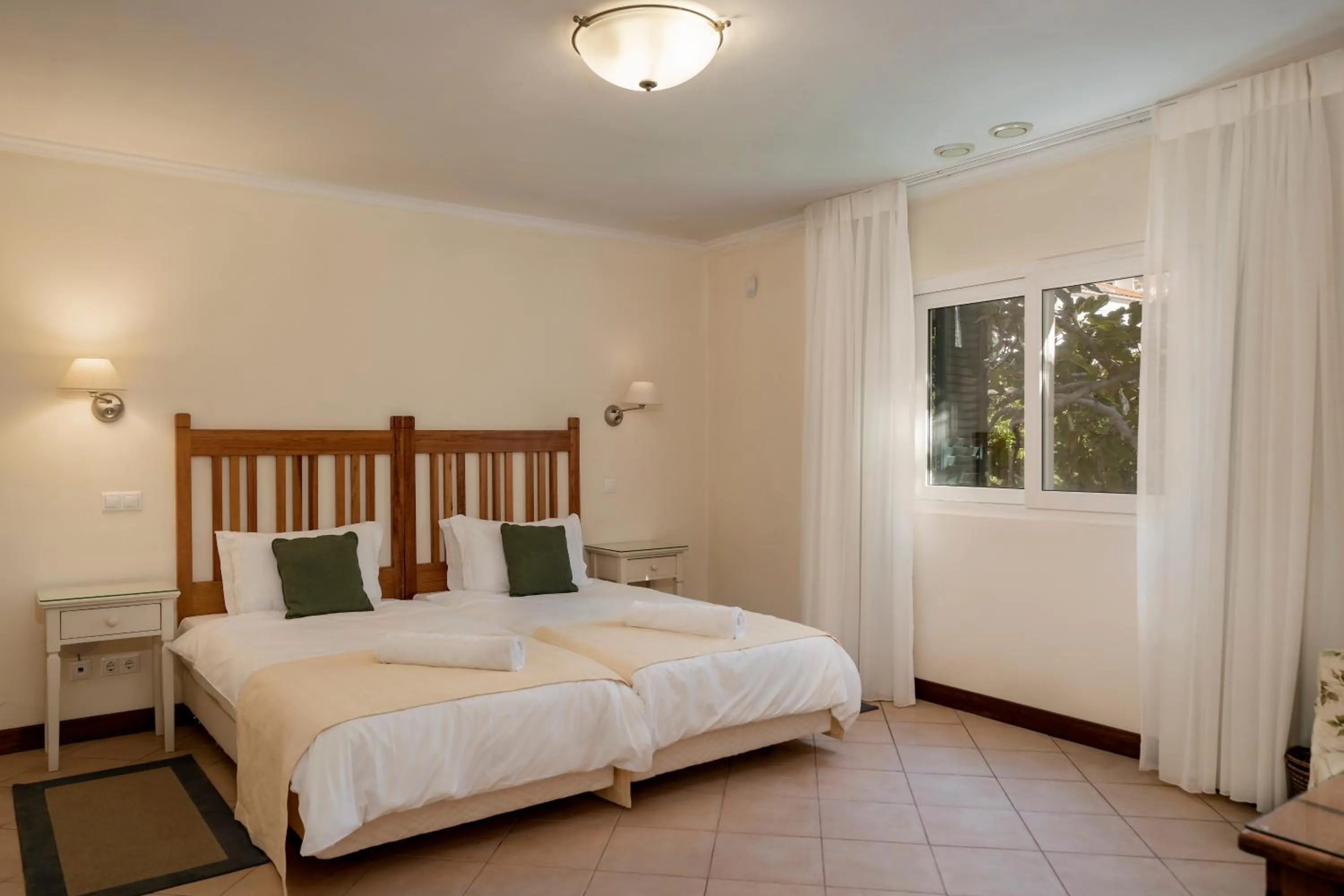 Photo of the whole room, Bed in Villa Albatroz