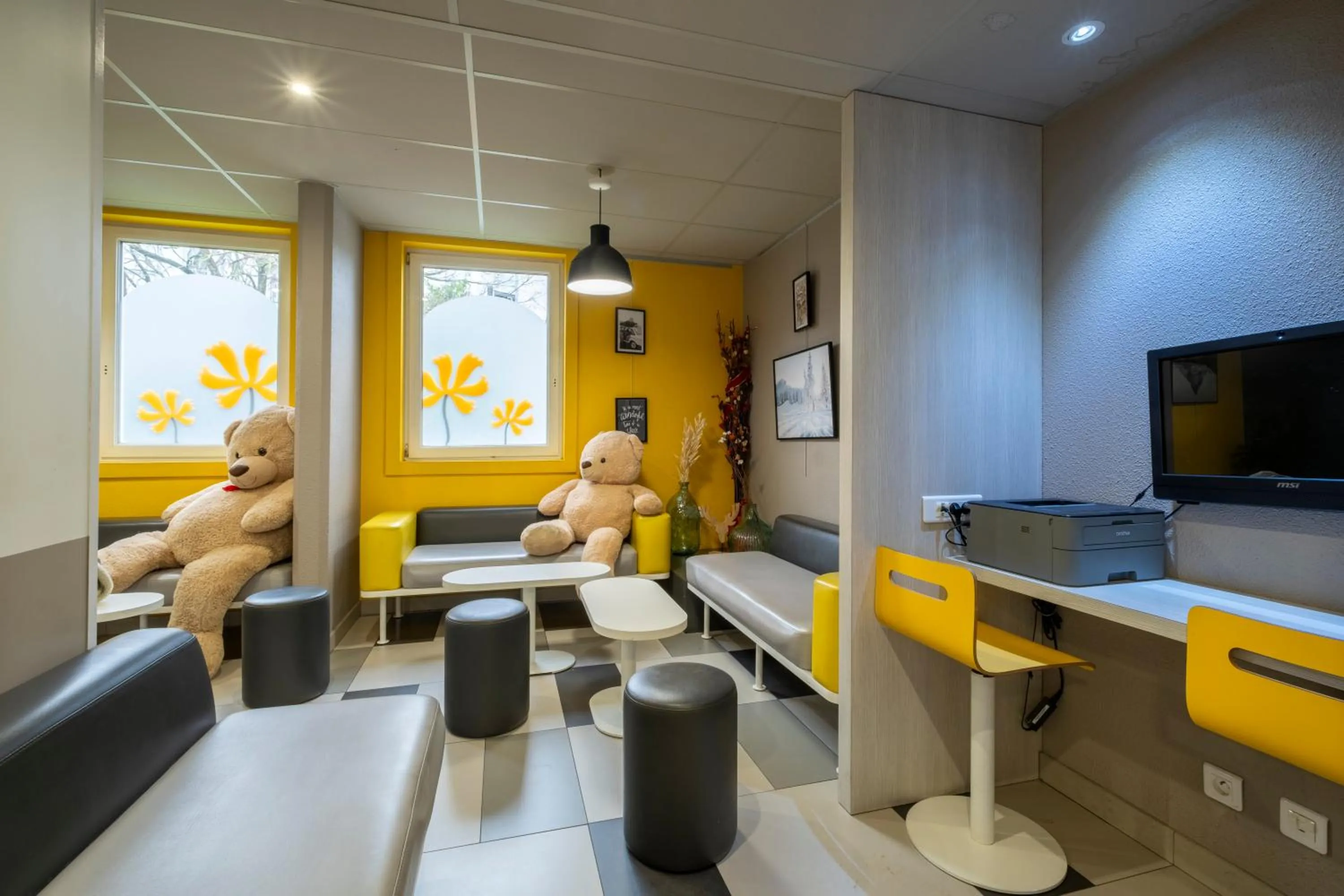 Communal lounge/ TV room in Premiere Classe Roissy Aéroport Charles De Gaulle