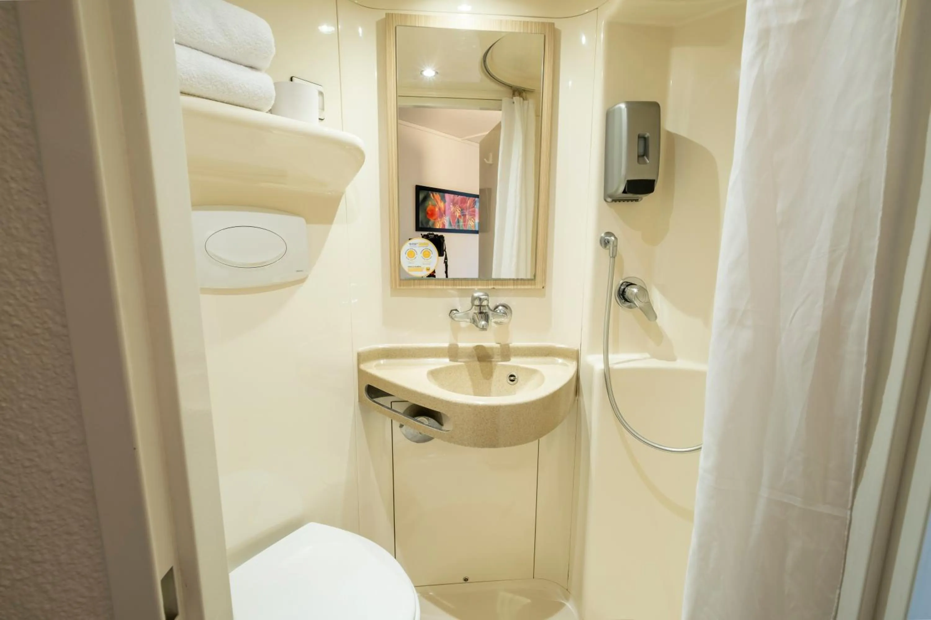 Bathroom in Premiere Classe Roissy Aéroport Charles De Gaulle