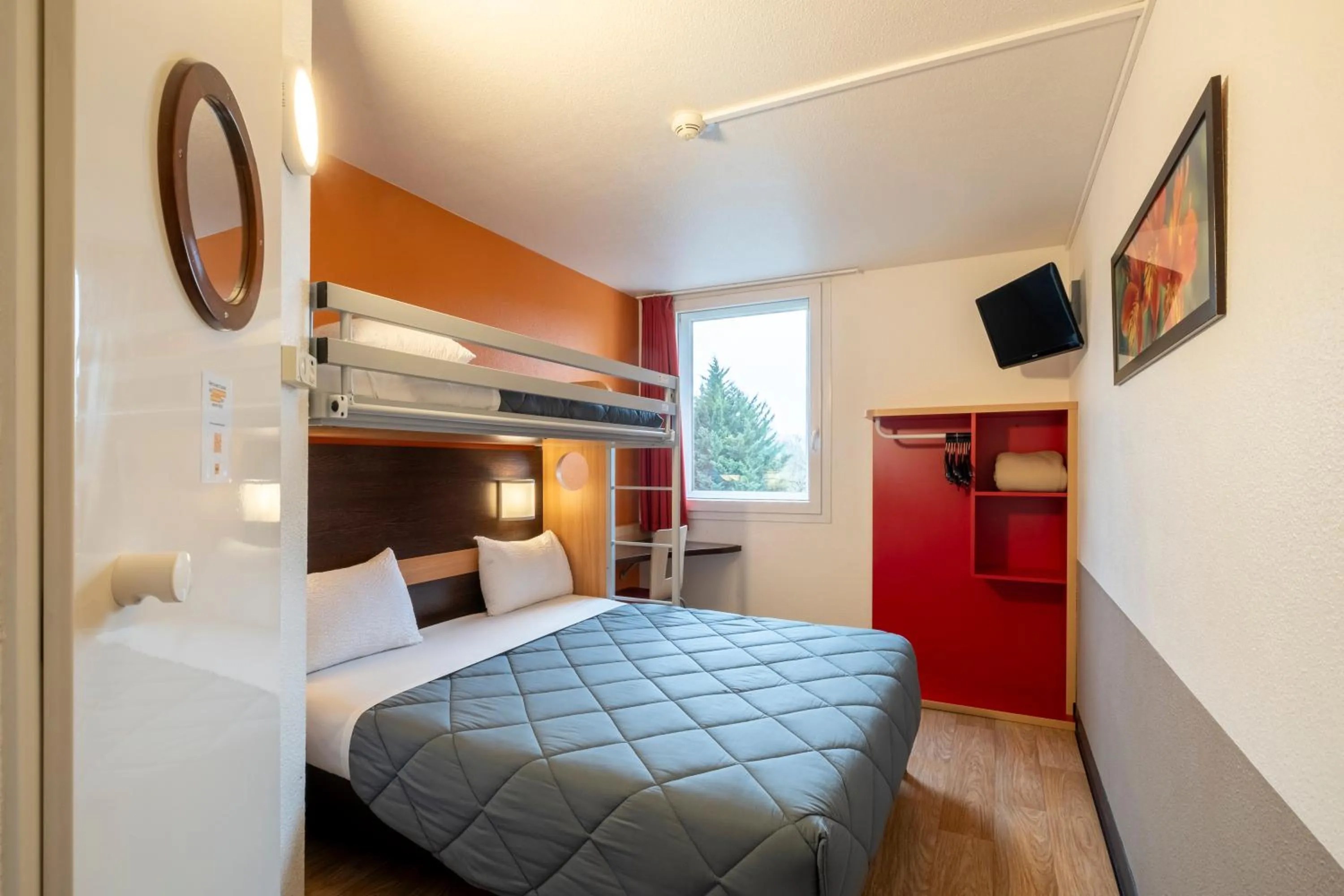 Bedroom, Bed in Premiere Classe Roissy Aéroport Charles De Gaulle