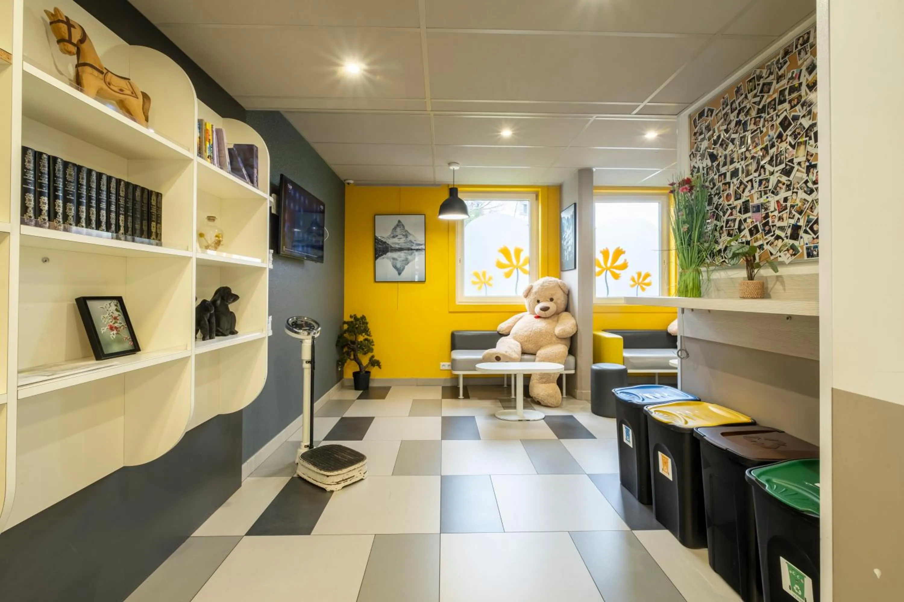 Communal lounge/ TV room in Premiere Classe Roissy Aéroport Charles De Gaulle