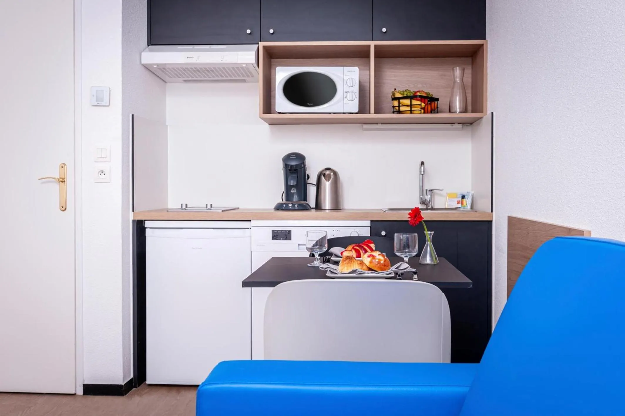 Kitchen or kitchenette in Apparthotel Le Hüb Grenoble