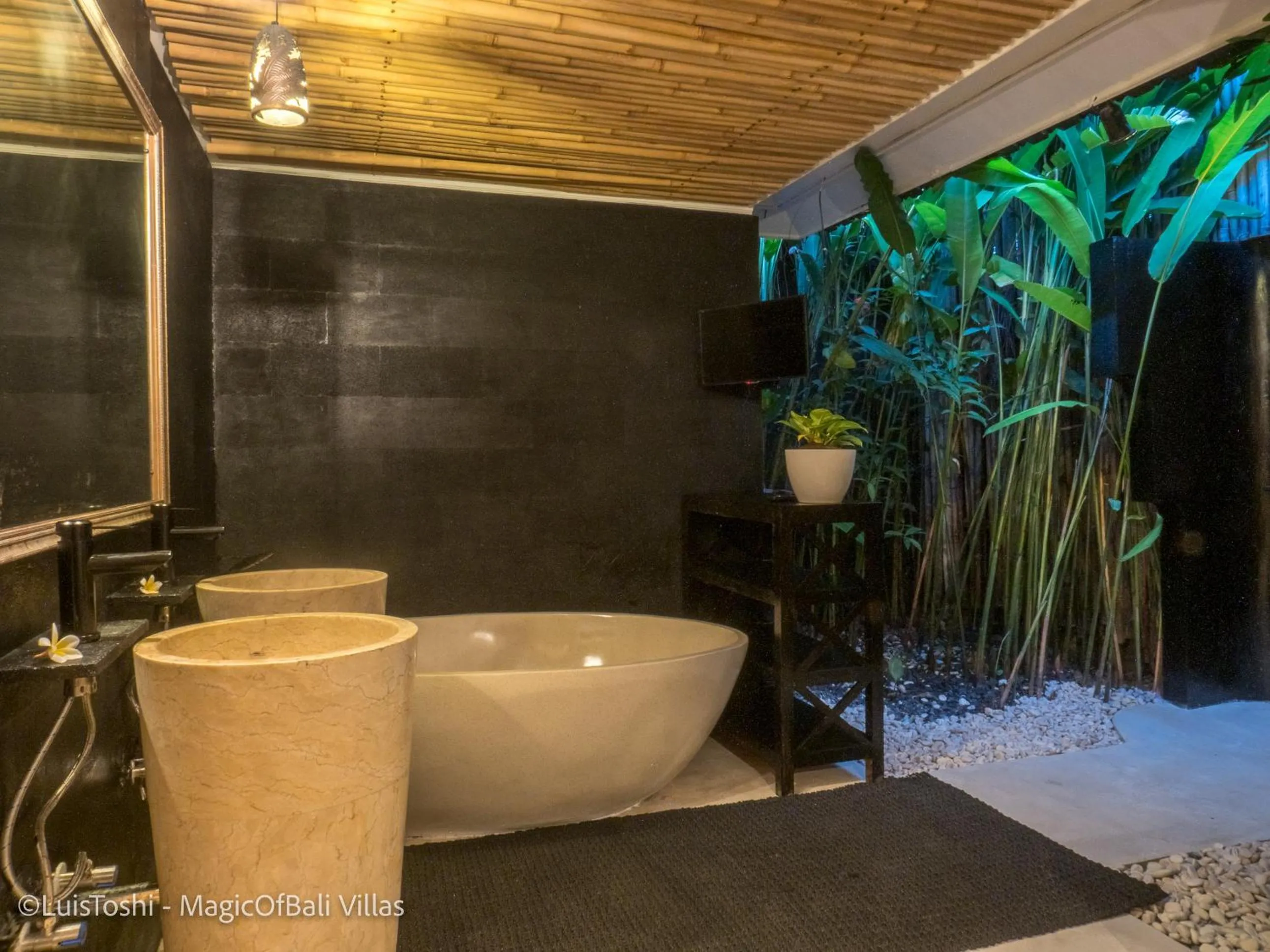 Bathroom in Ocean Luxury Villas - Private Pool Seminayk