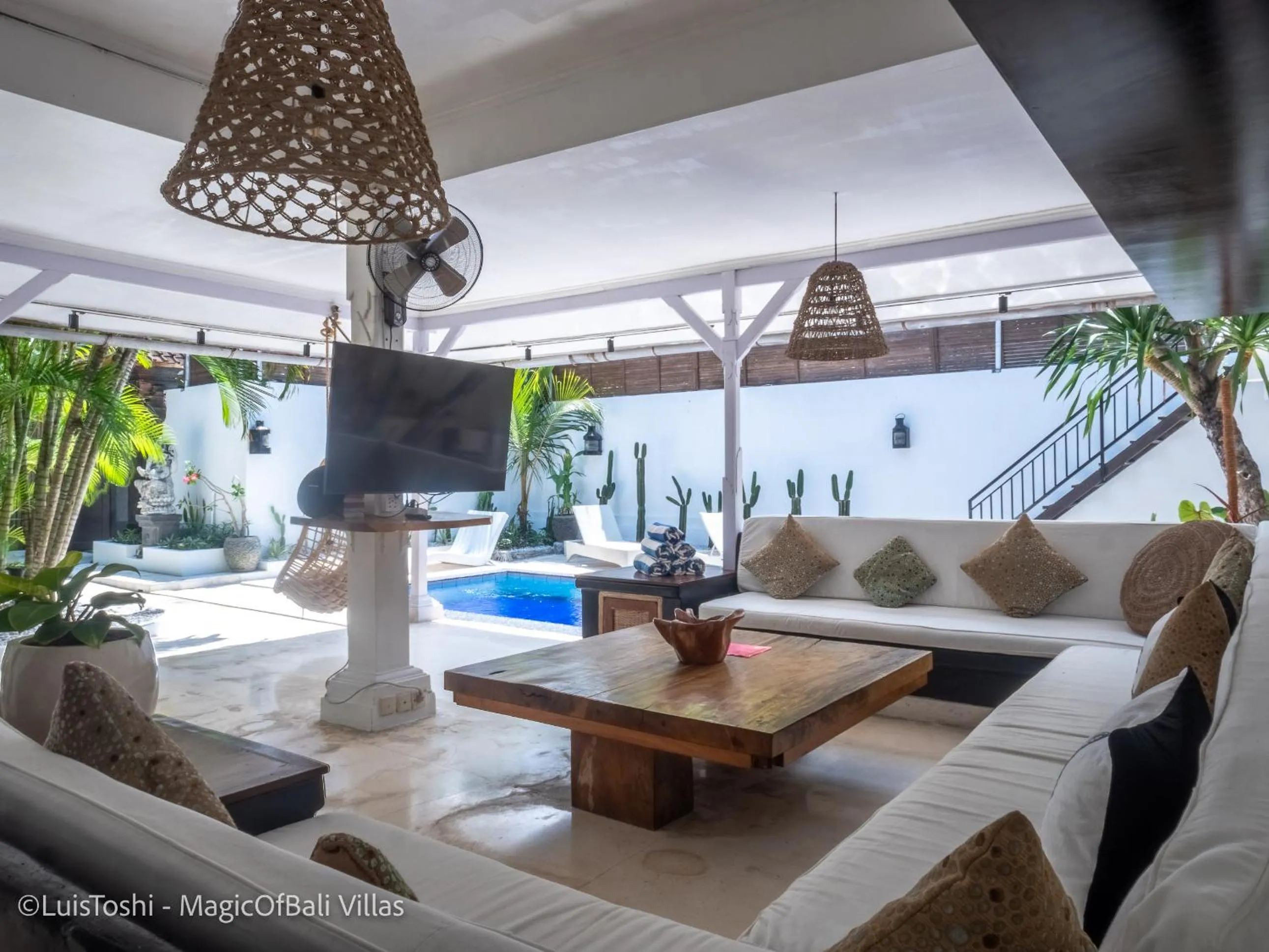 TV and multimedia in Ocean Luxury Villas - Private Pool Seminayk