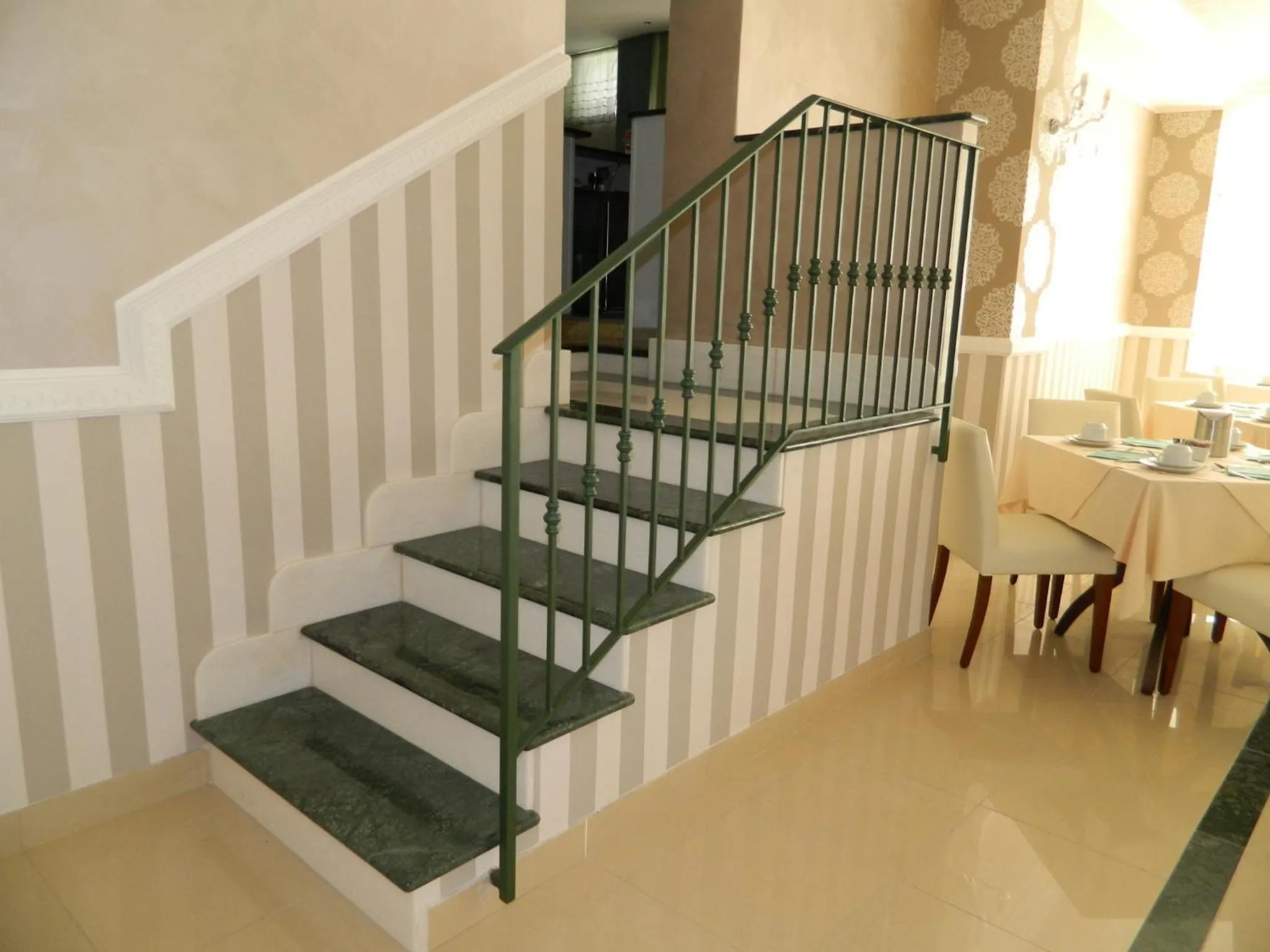 Restaurant/places to eat in Hotel Inn