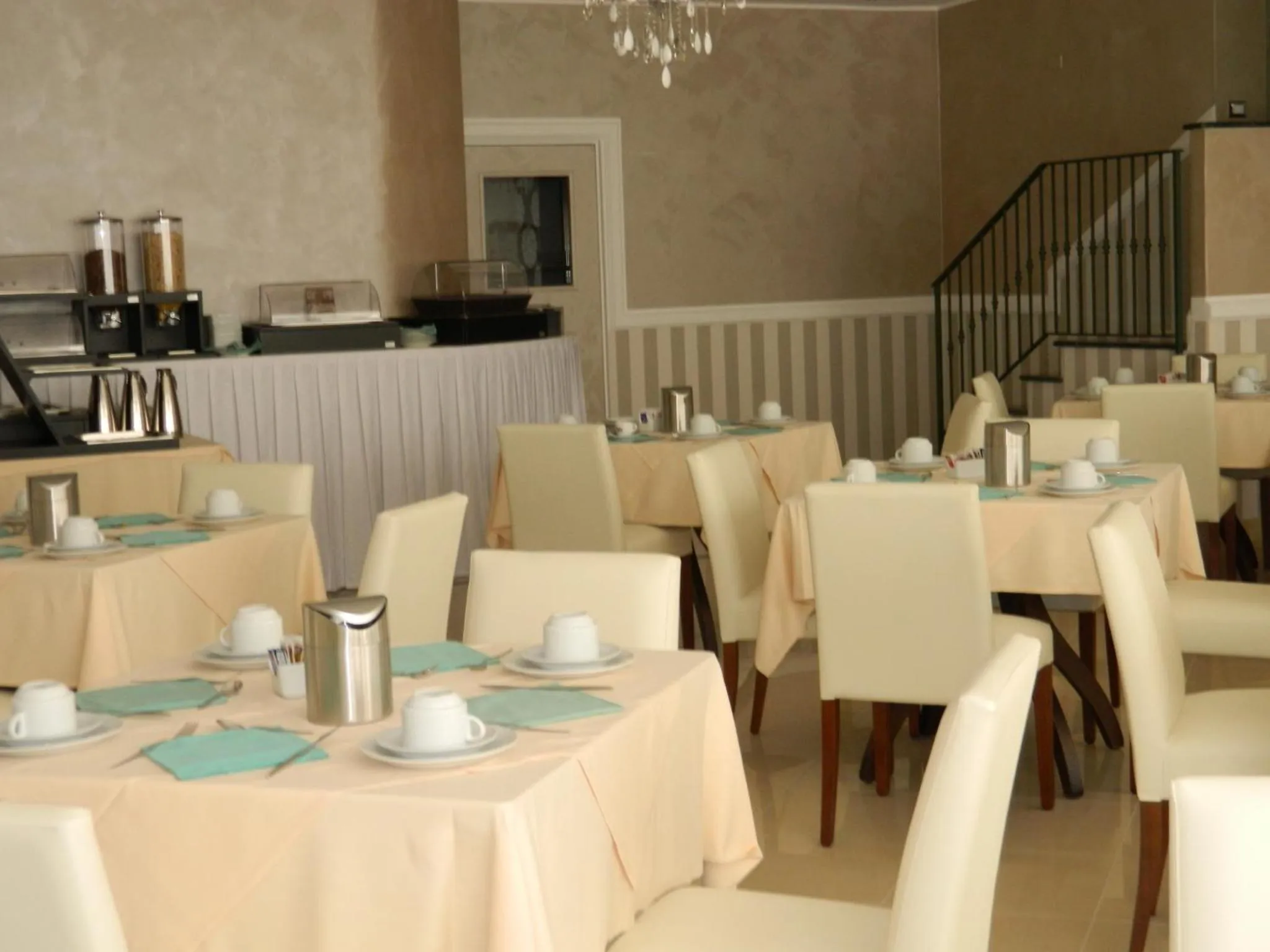 Restaurant/places to eat in Hotel Inn