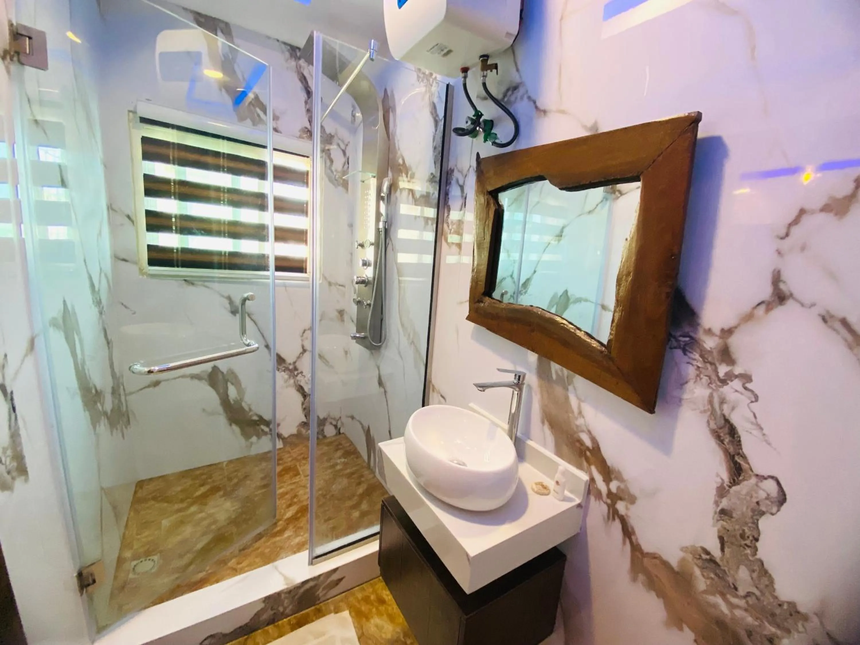 Shower in Presken Hotel @Oniru