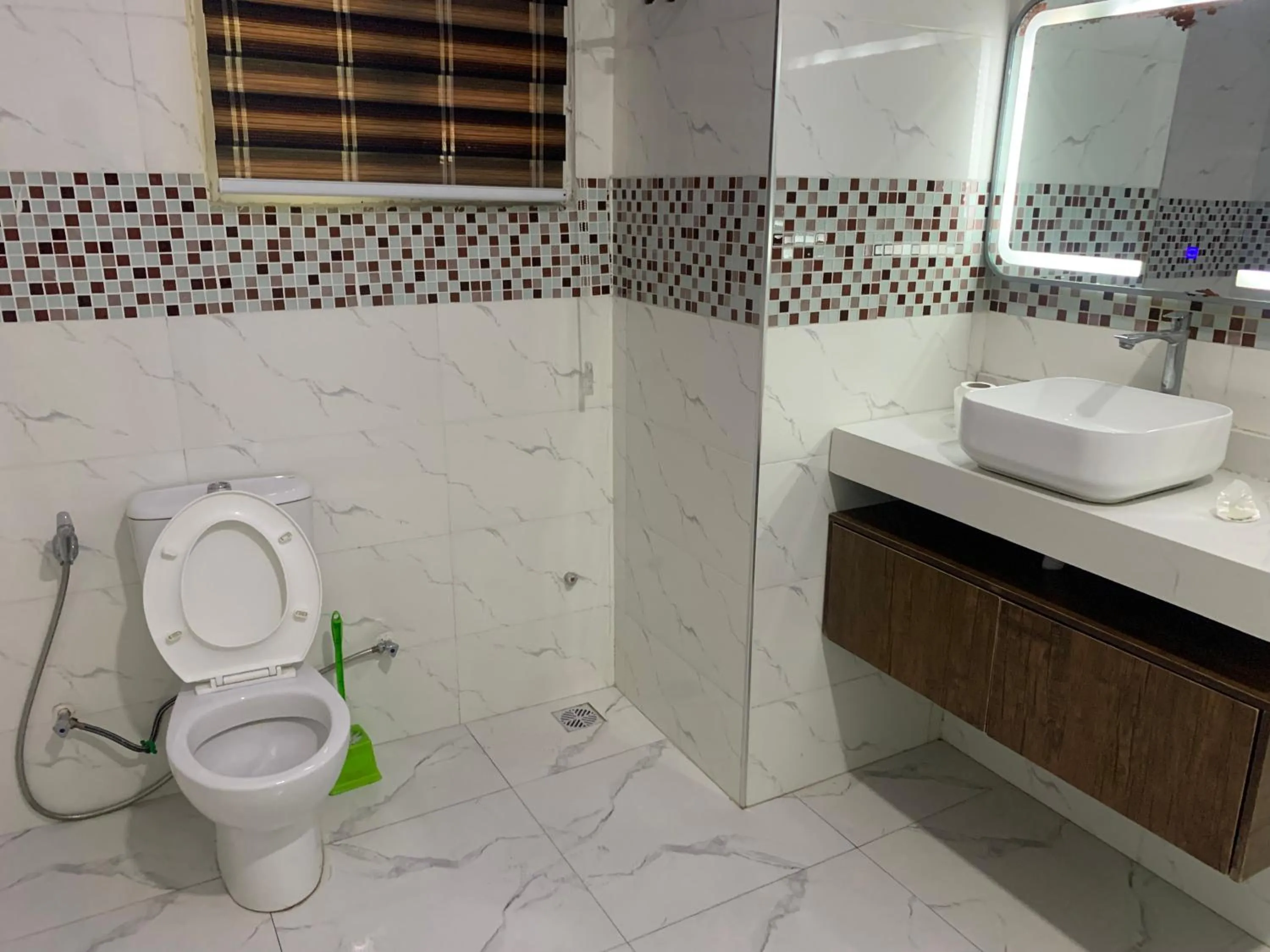 Shower in Presken Hotel @Oniru