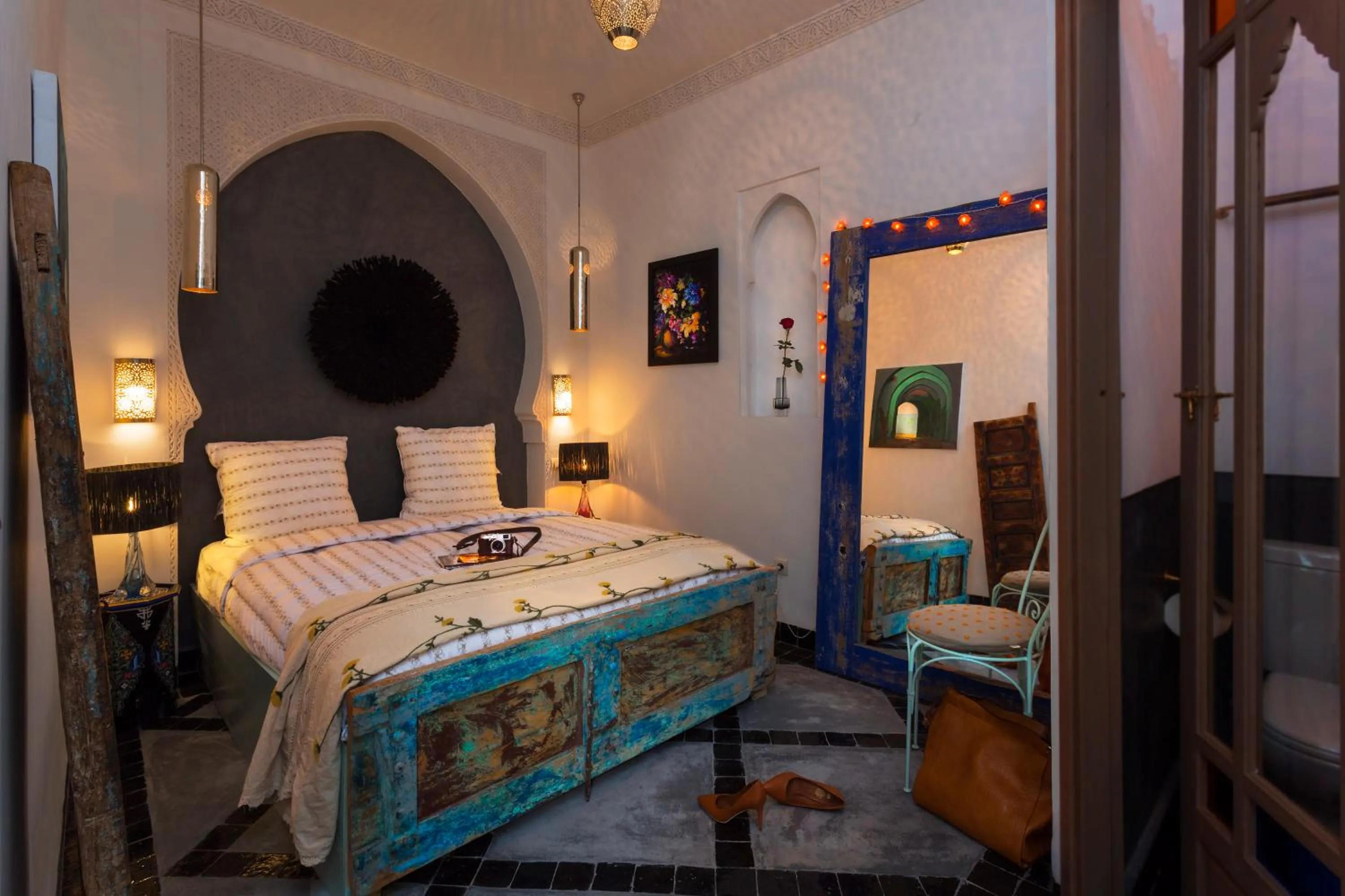 Photo of the whole room, Bed in Riad Lumière