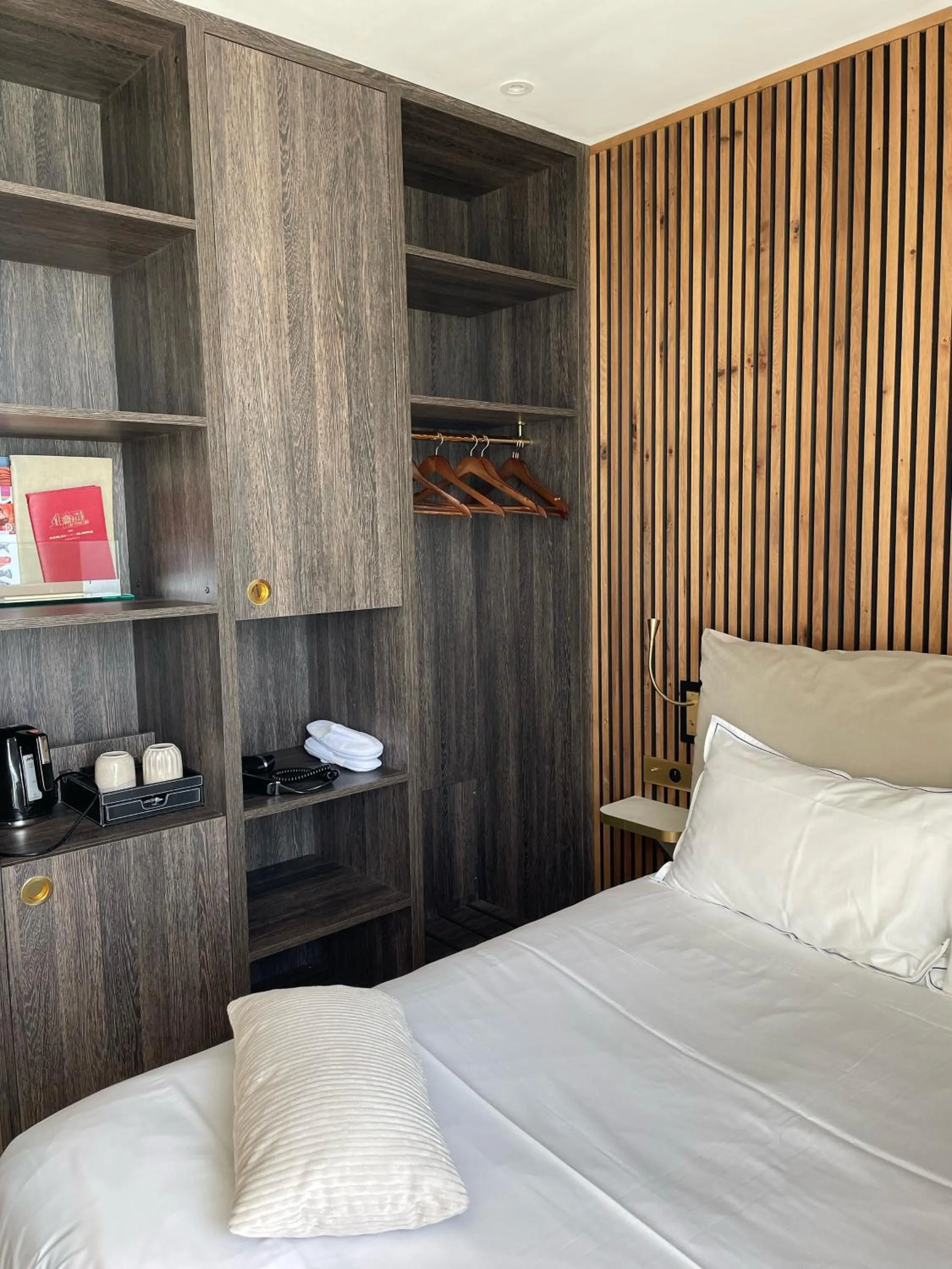 wardrobe, Bed in Les Sables Blancs