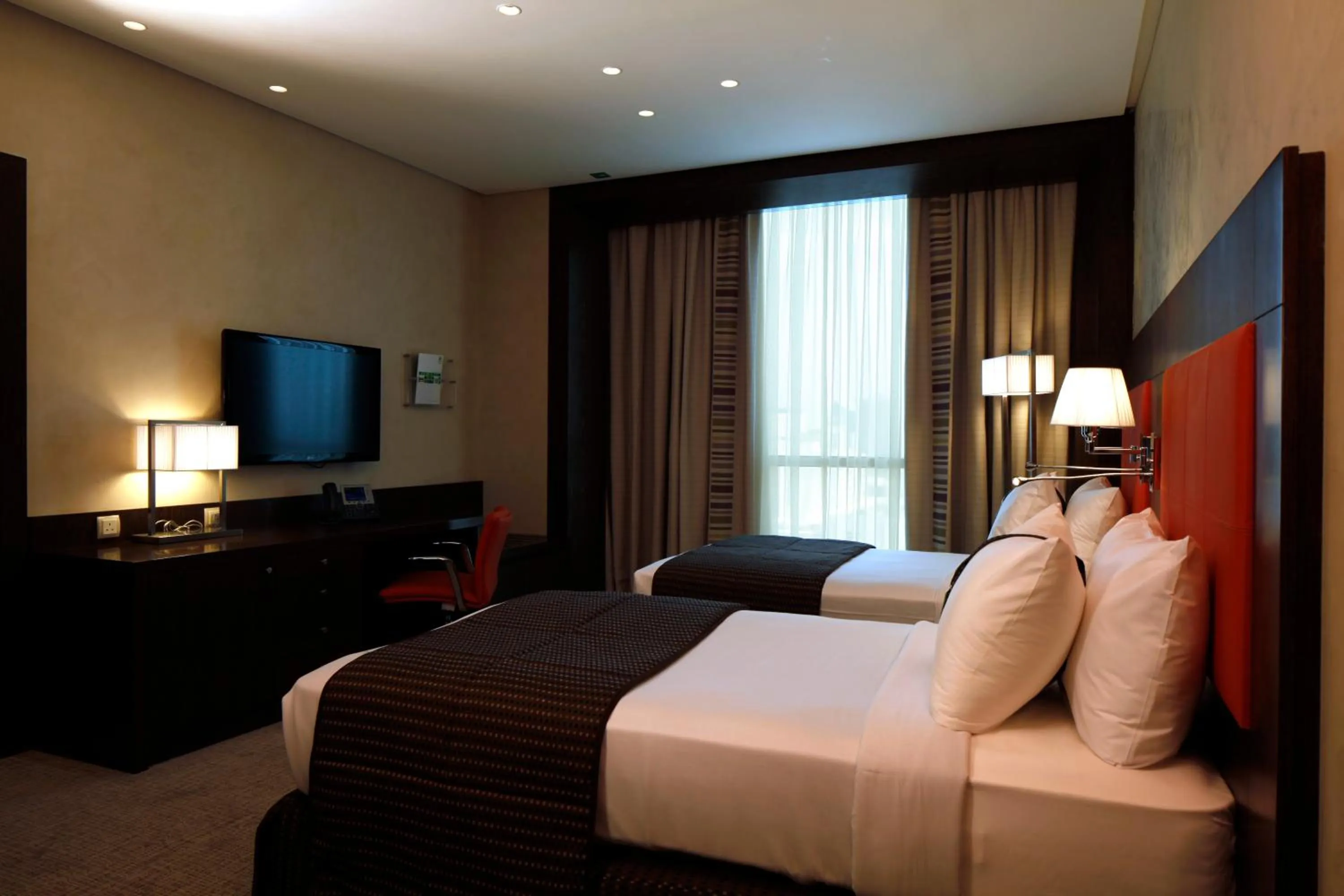 Toilet, Bed in Holiday Inn Meydan, an IHG Hotel