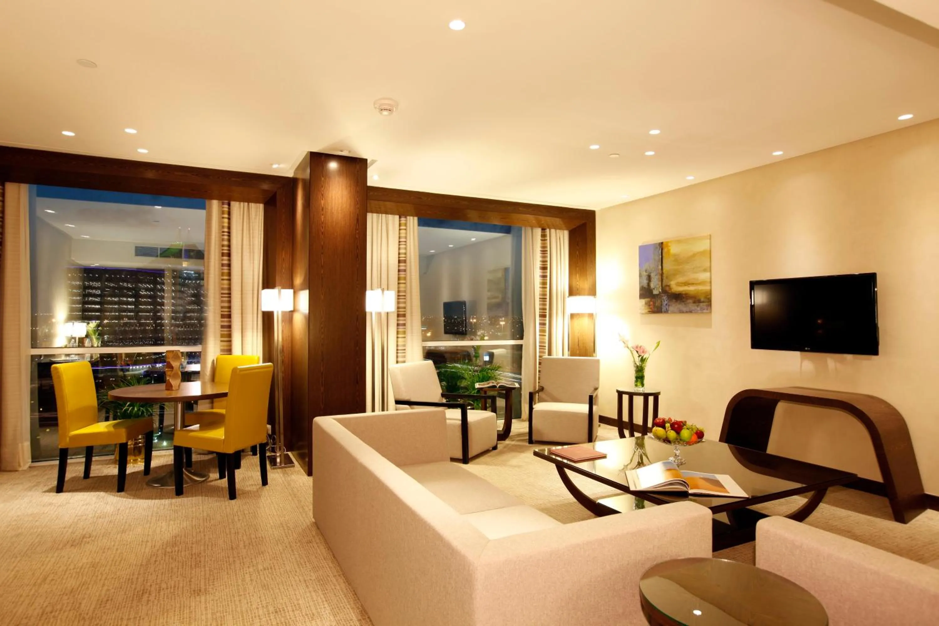 Photo of the whole room, Seating Area in Holiday Inn Meydan, an IHG Hotel