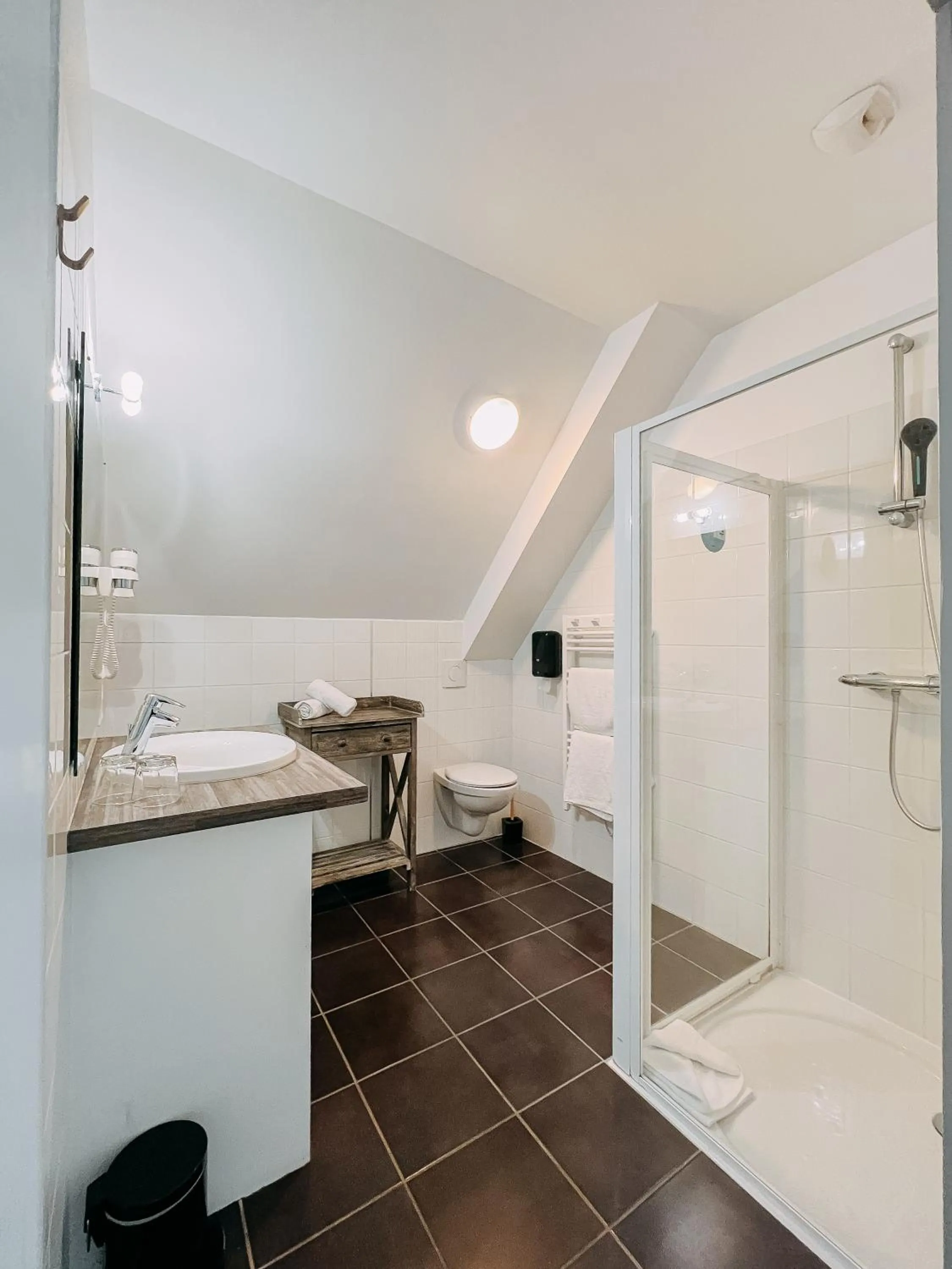 Shower in Hôtel Les Agapanthes-Logis Hôtel