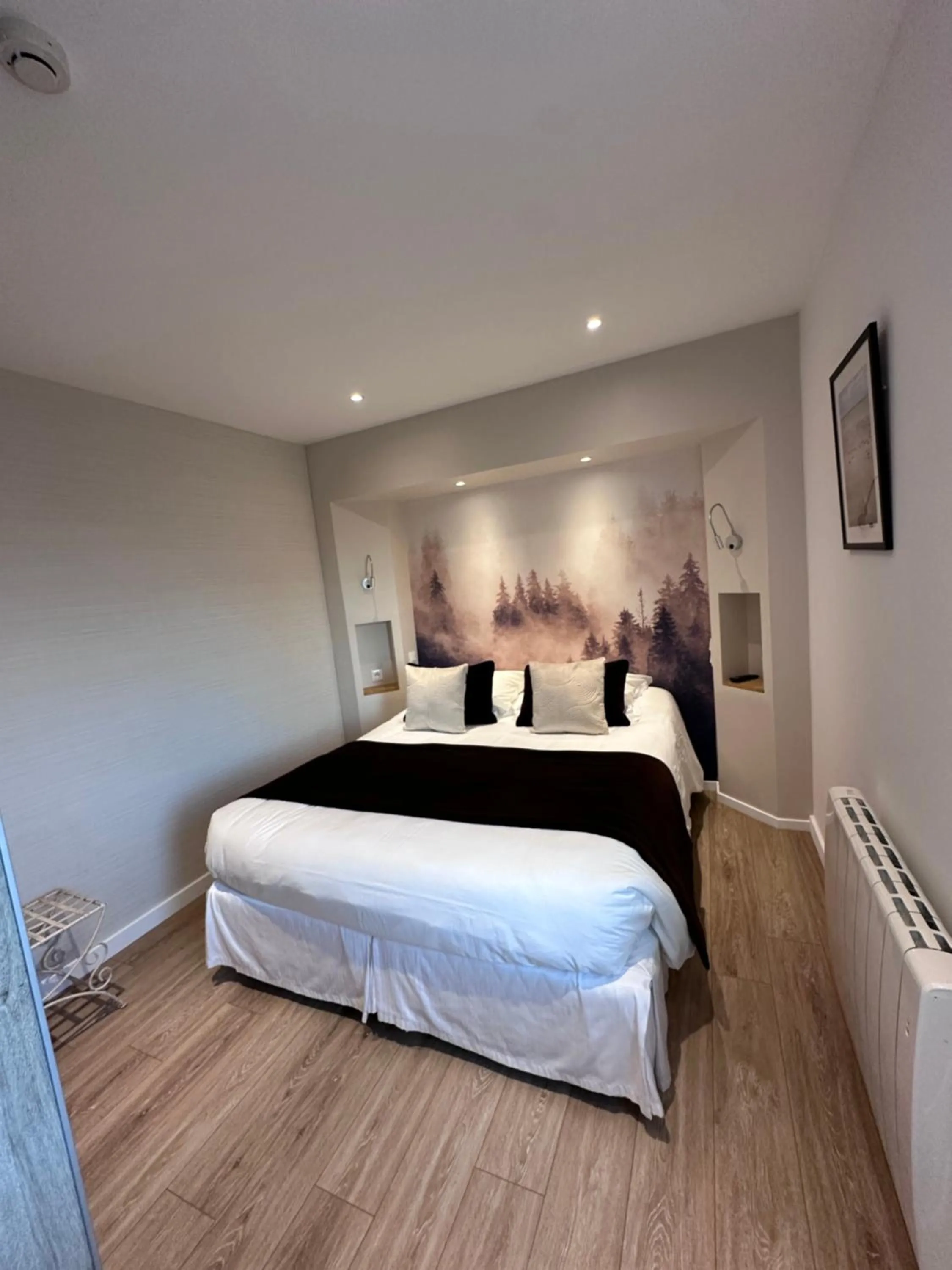 Bed in Hôtel Les Agapanthes-Logis Hôtel