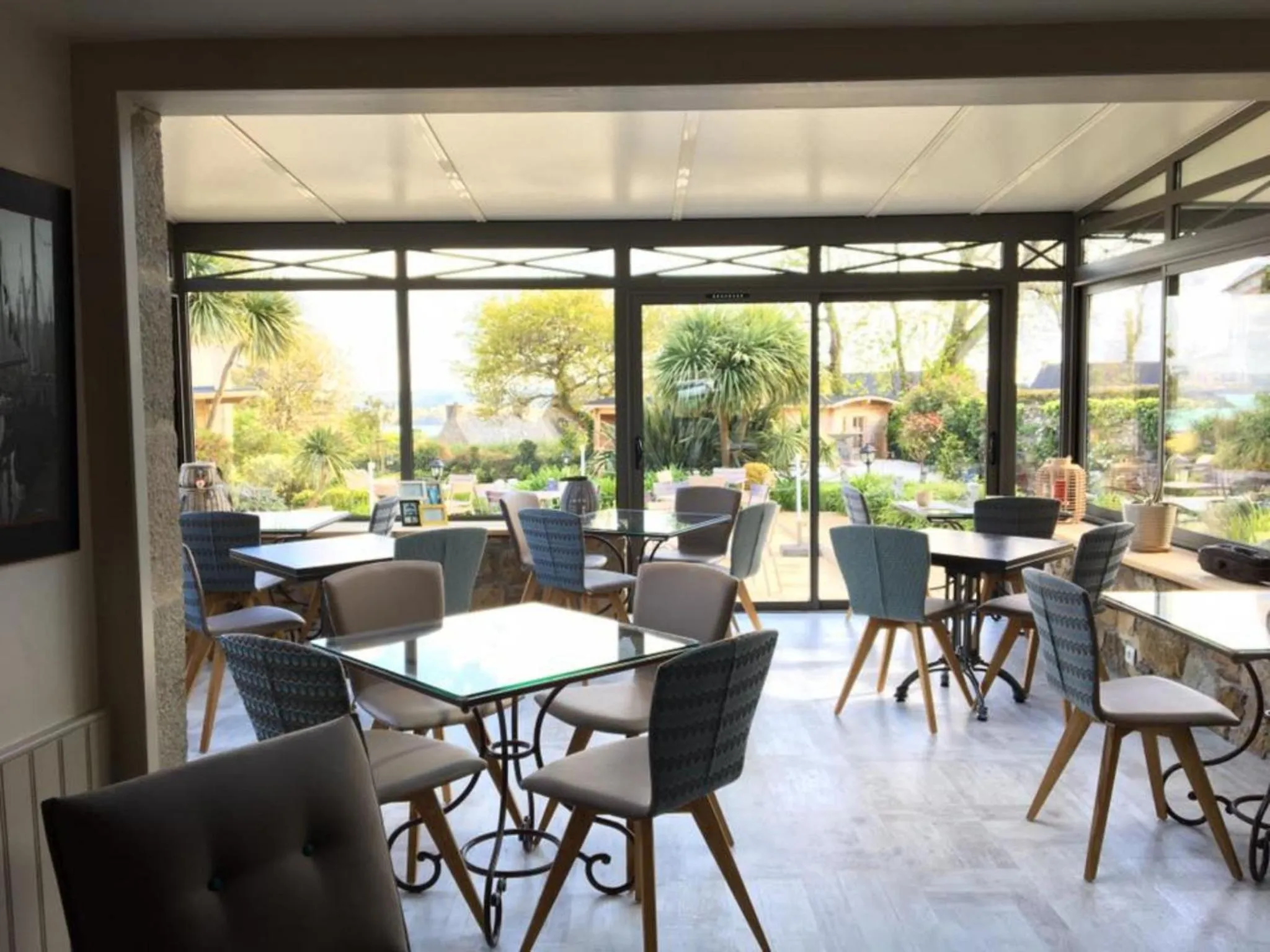 Lounge or bar in Hôtel Les Agapanthes-Logis Hôtel