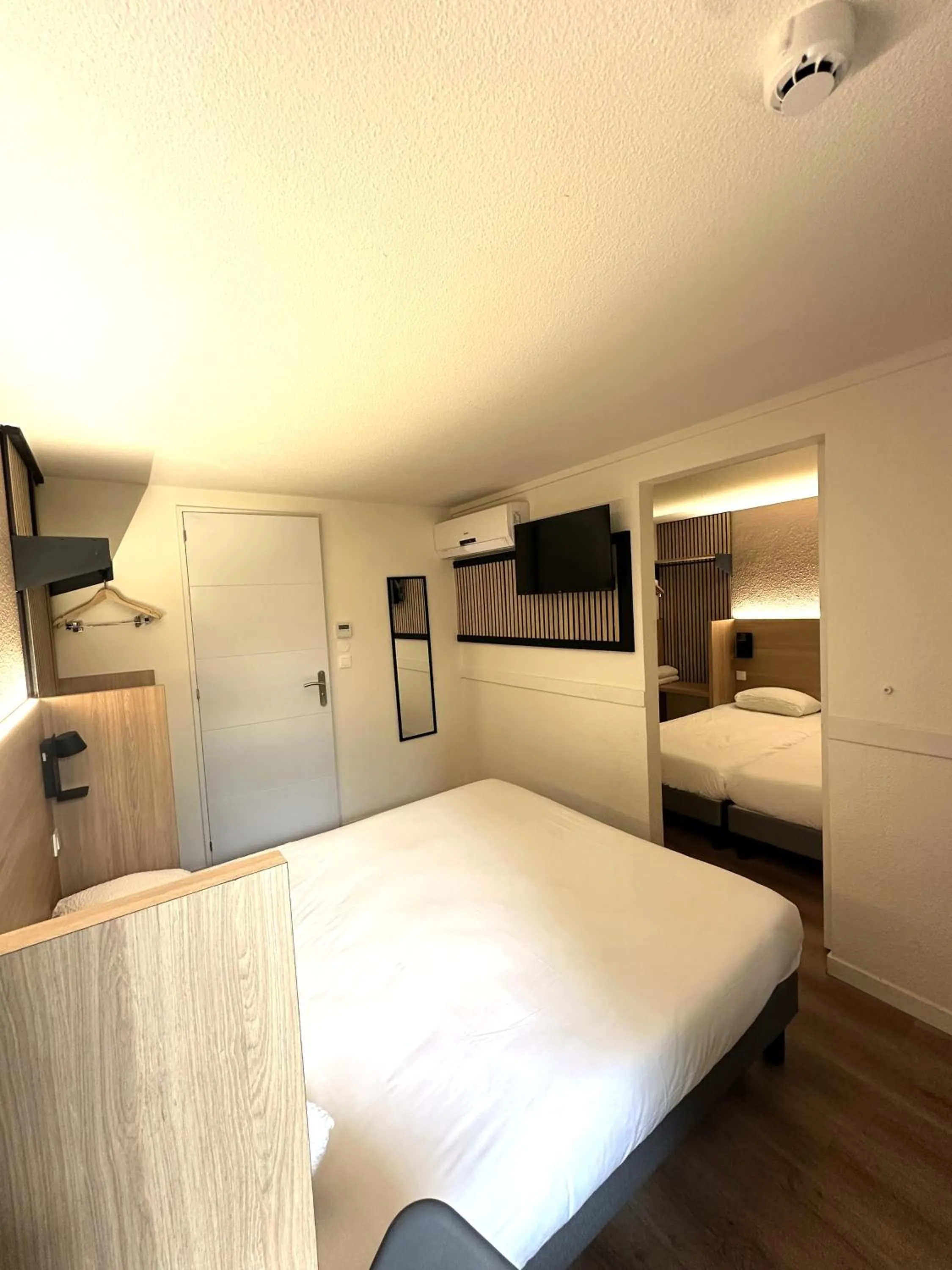 Photo of the whole room, Bed in Premiere Classe Toulon La Seyne-sur-Mer