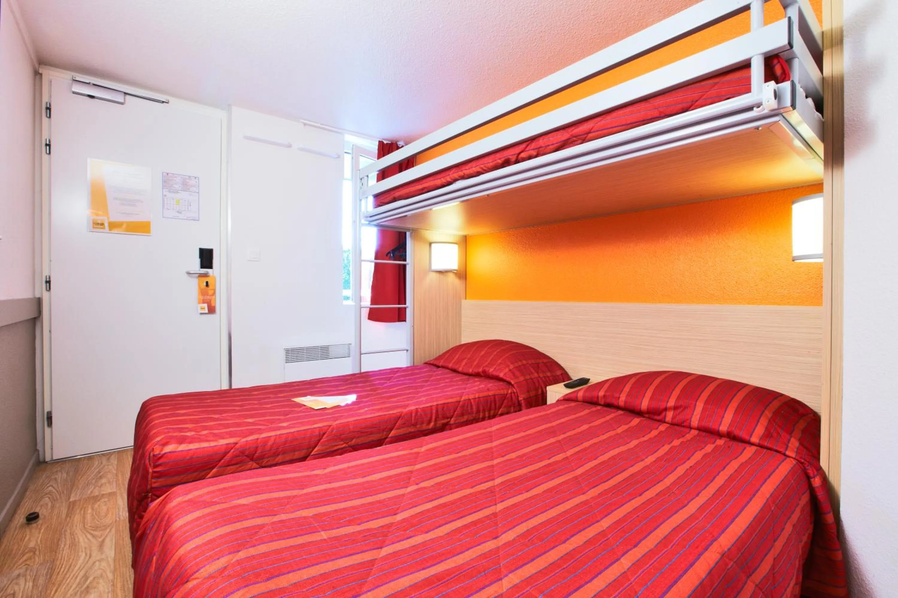 Triple Room (2 Single Beds + 1 Bunk Bed)     in Premiere Classe Toulon La Seyne-sur-Mer