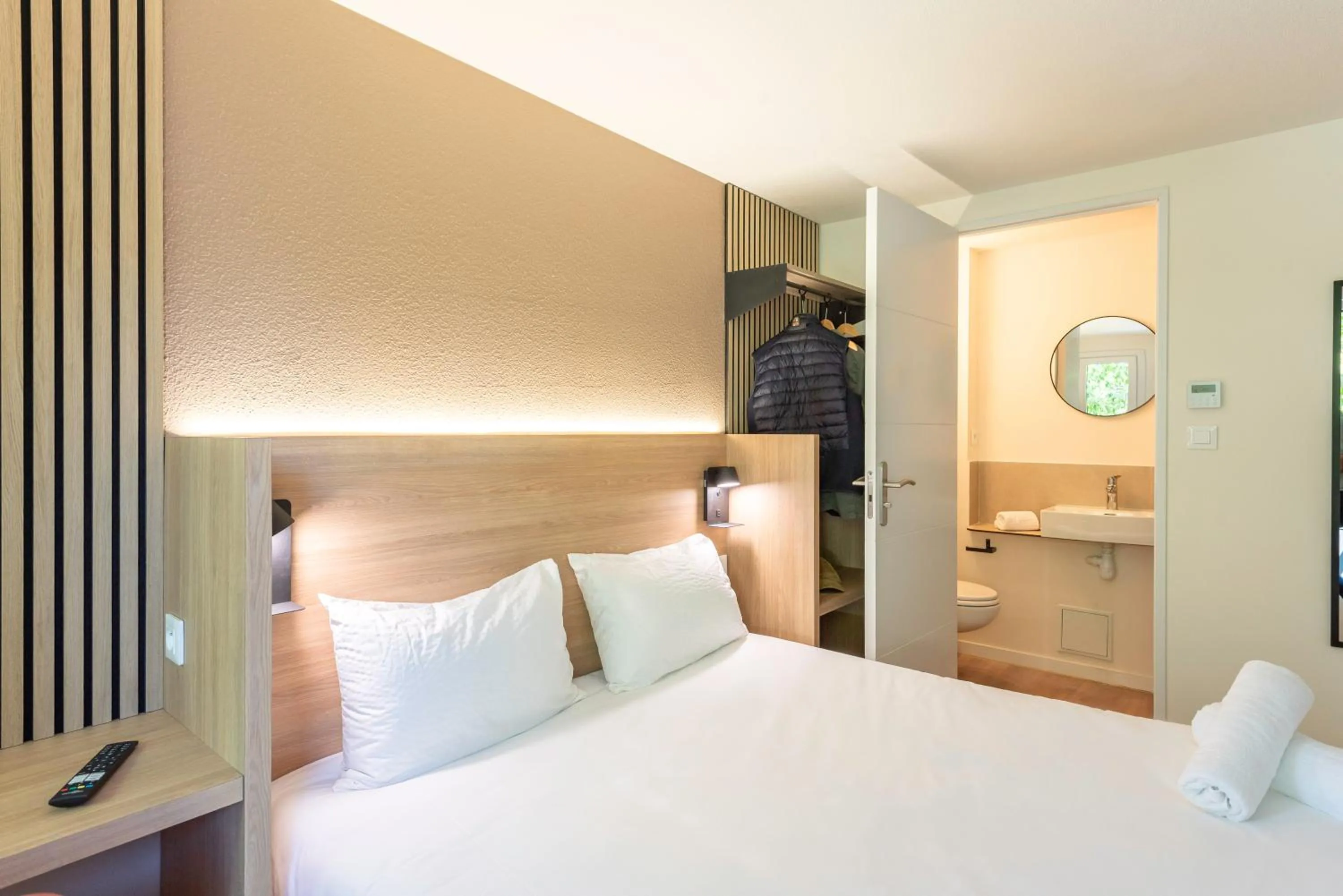 Toilet, Bed in Premiere Classe Toulon La Seyne-sur-Mer