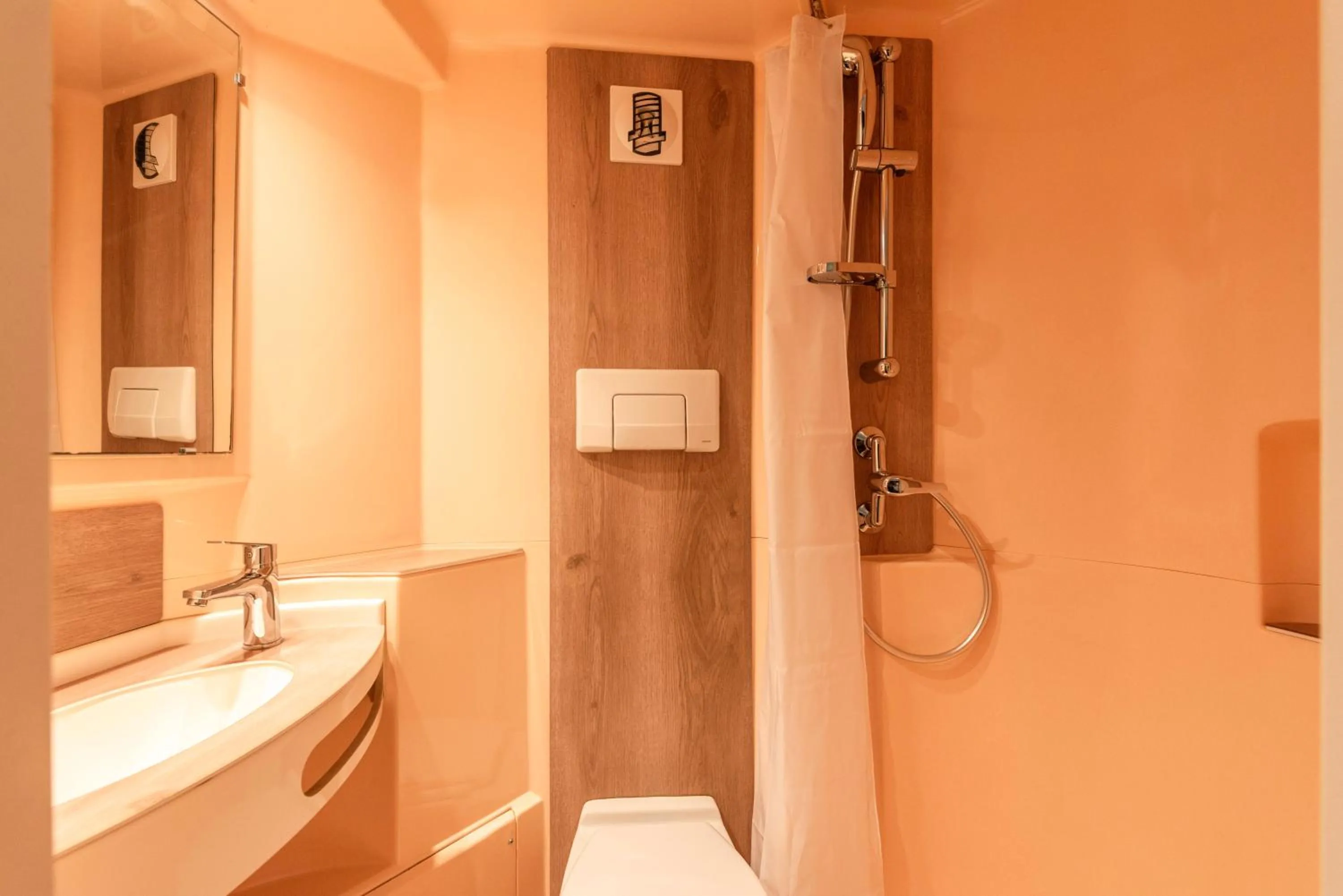 Shower in Premiere Classe Toulon La Seyne-sur-Mer