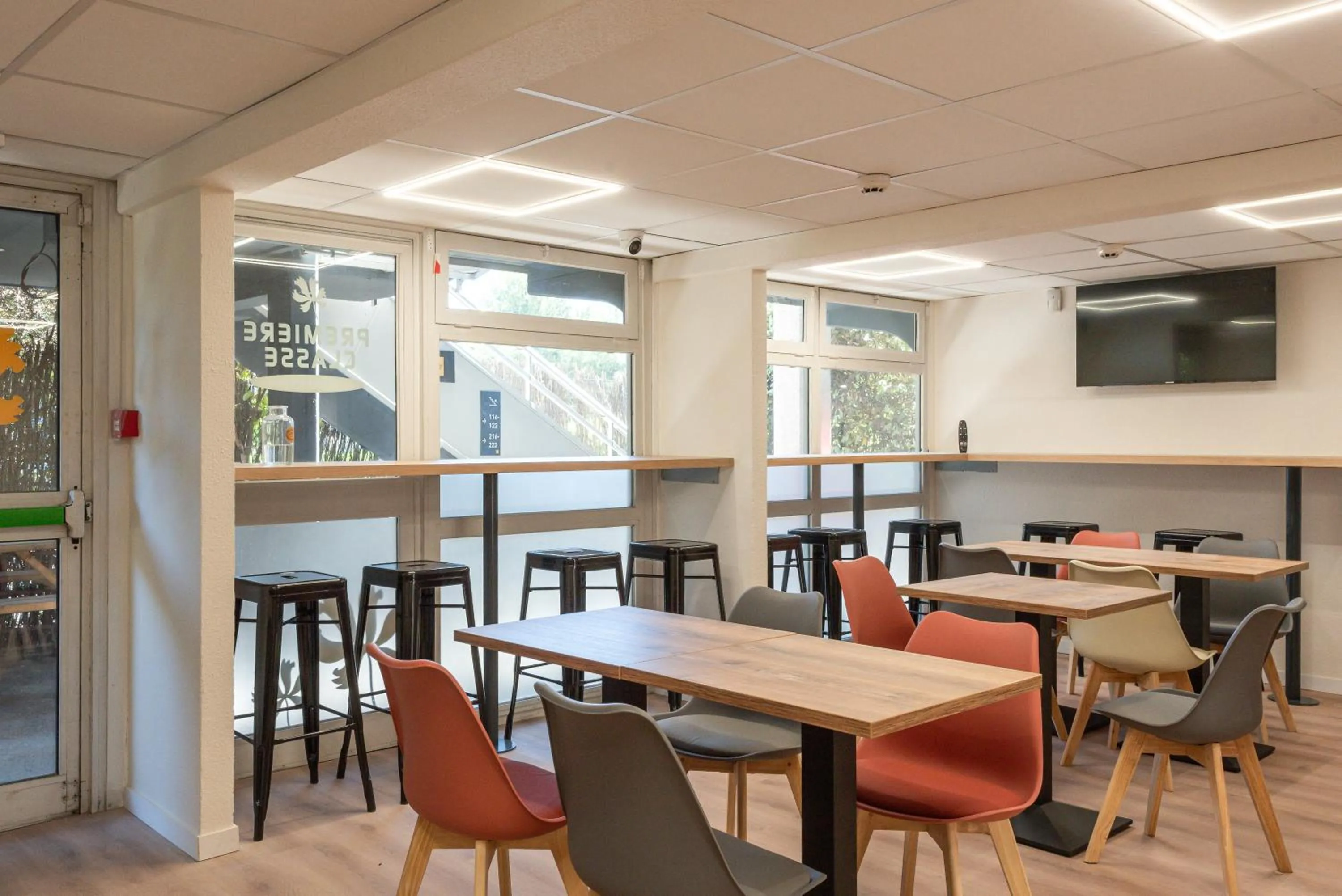 Communal lounge/ TV room in Premiere Classe Toulon La Seyne-sur-Mer