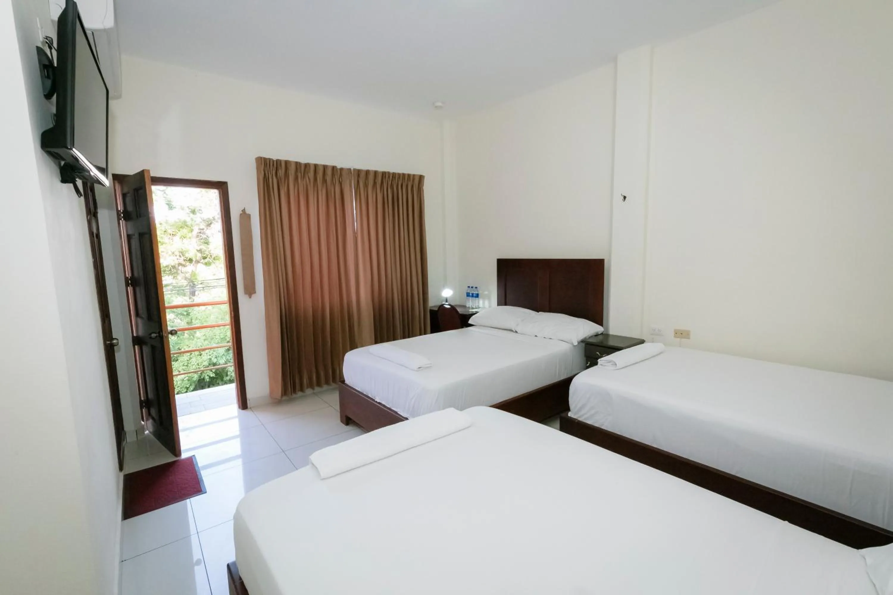Bed in Hotel Mediterraneo Inn